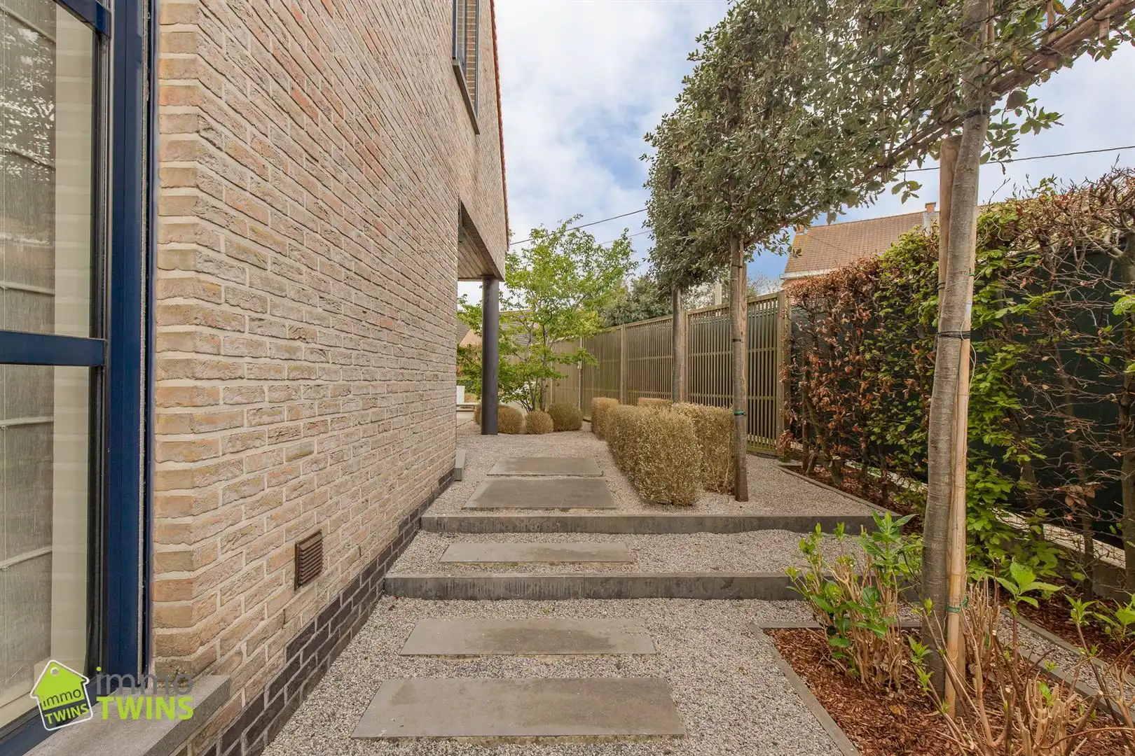 Prachtige instapklare open bebouwing te huur met afgesloten tuin en dubbele garage foto 19