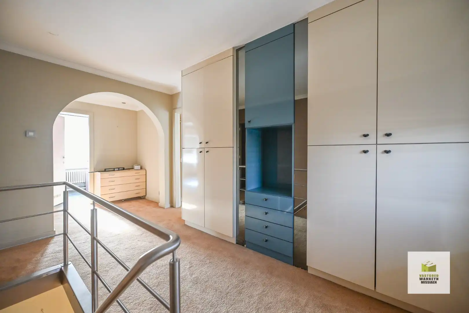 Ruime te renoveren gezinswoning met grote garage en 4 slaapkamers op 349m2 foto 15