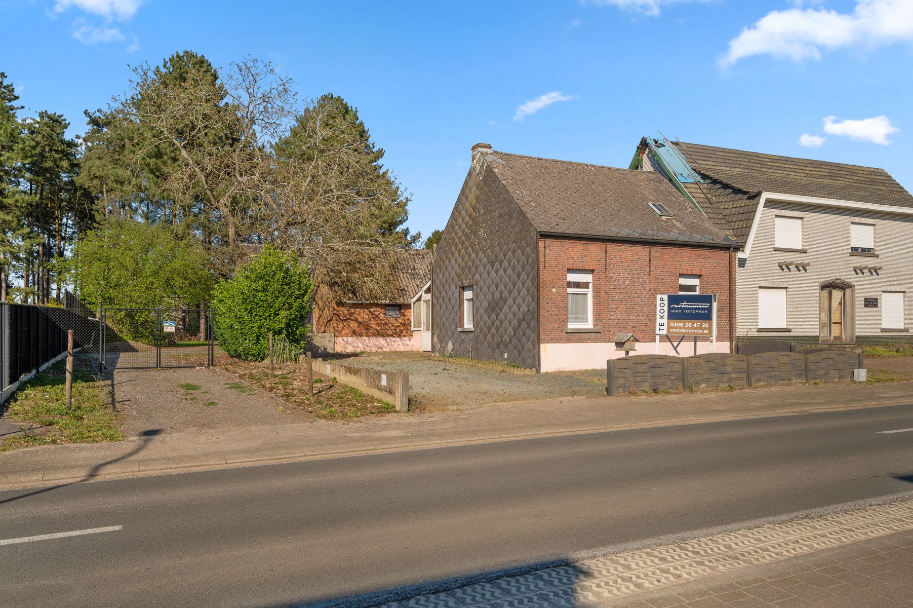 Hoofdfoto van de publicatie: Te renoveren pand met magazijnen te BEERZEL