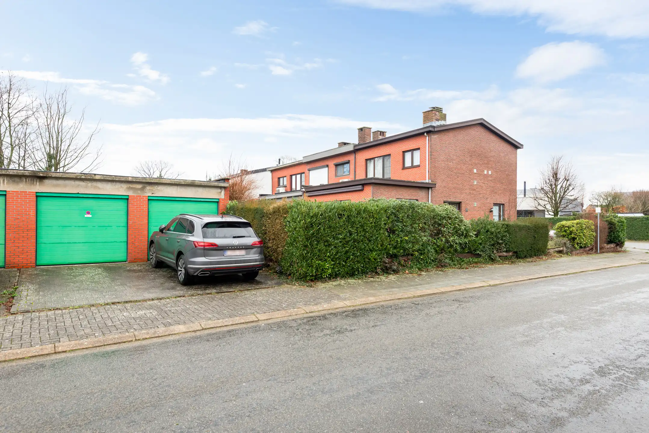 Halfopen woning met dubbele garage op mooie locatie foto 19