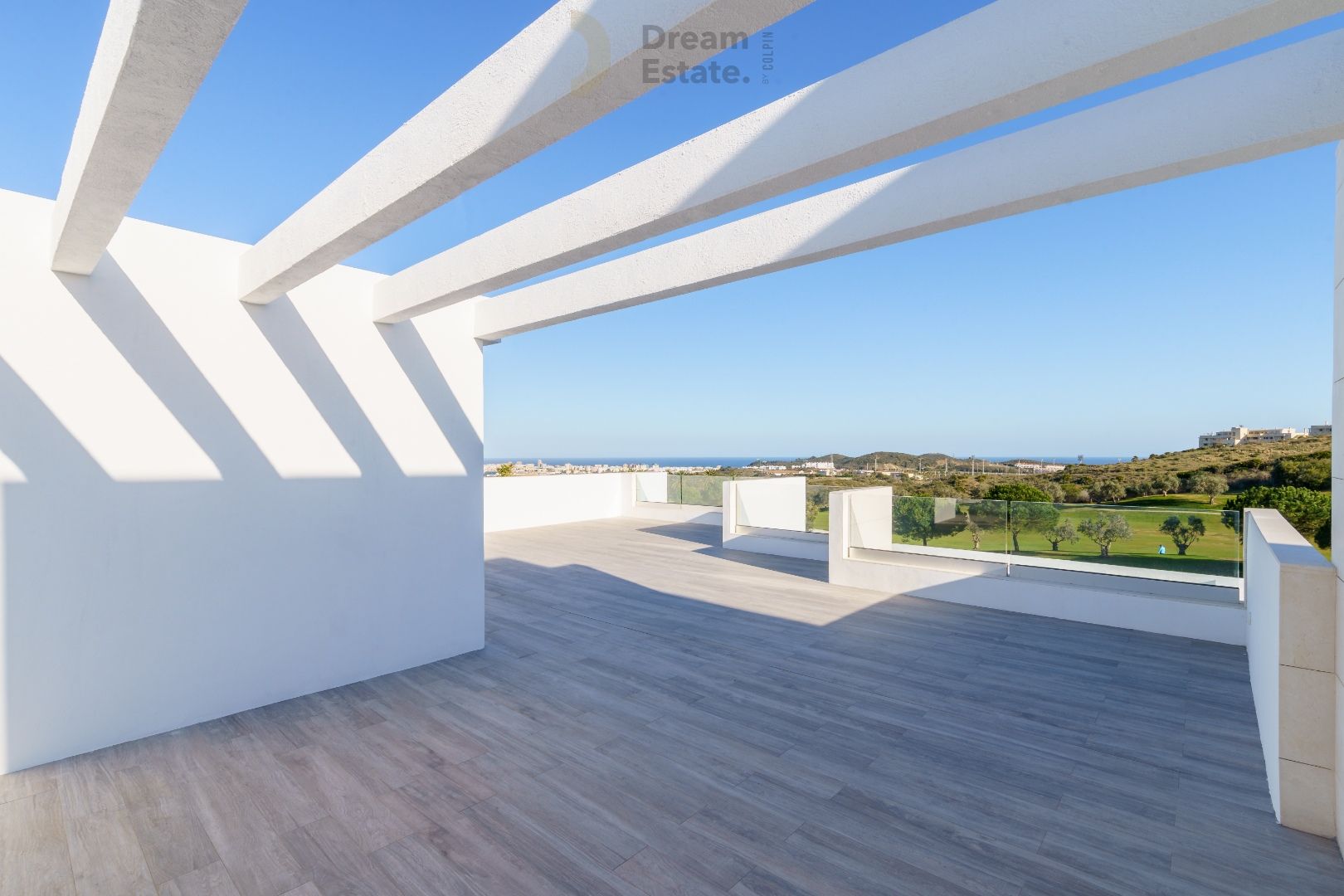 Nieuwbouwwoningen (nog slechts 2) tegenover de golf met zicht naar zee te Mijas. foto 21