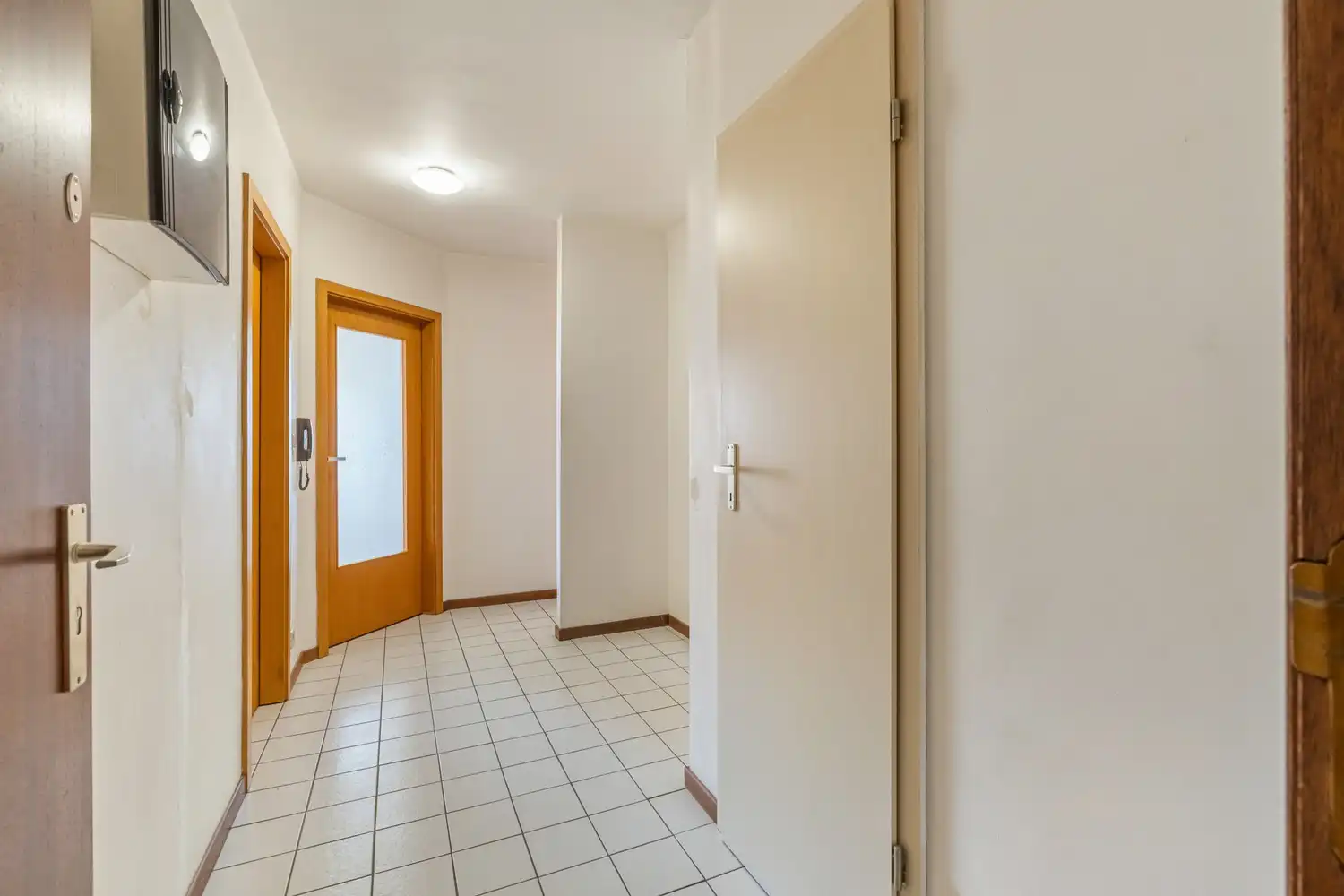 Goed gelegen hoekappartement met 2 ruime slaapkamers, een terras en een garagebox met parking ervoor te Kessel-Lo! foto 3