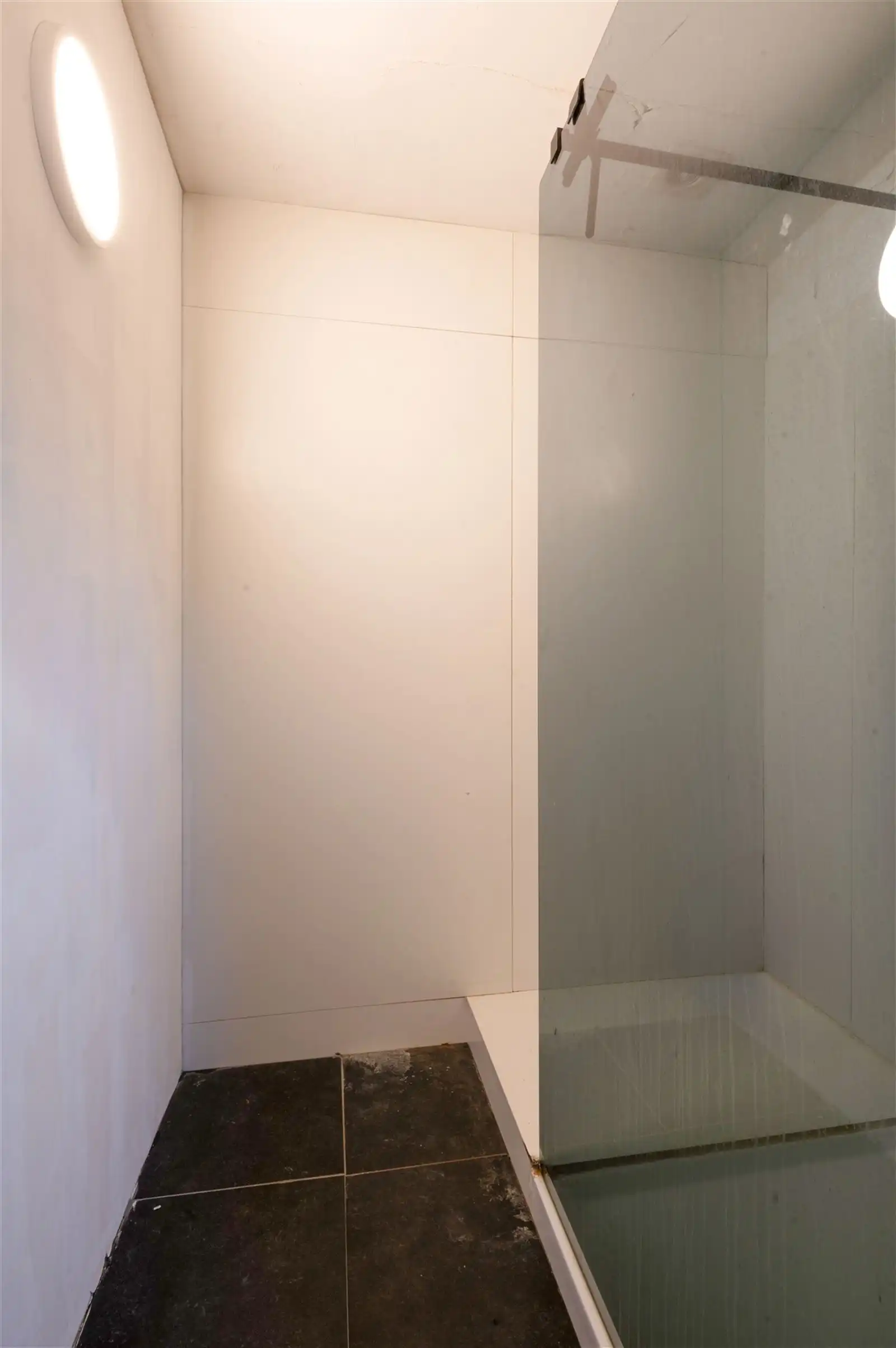 Deels te renoveren gezinswoning met garage en tuin foto 12