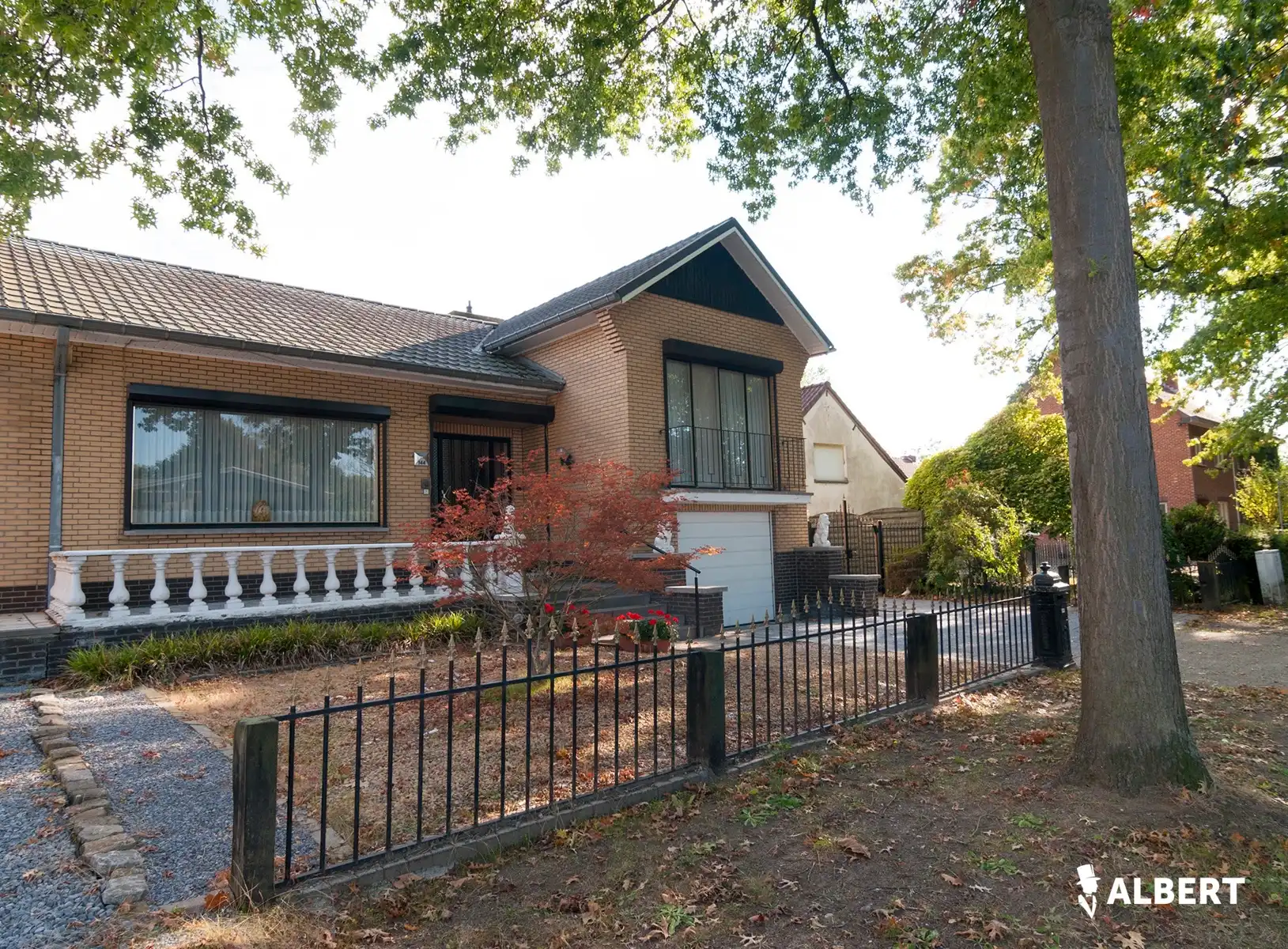 Hoofdfoto van de publicatie: Ruime half-open woonst op adembenemend perceel van 1650m². 