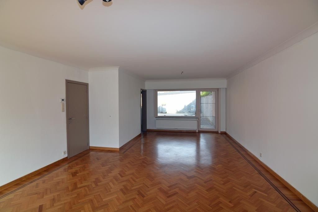 Gelijkvloers appartement met 2 slpk, terras en garage. foto 4