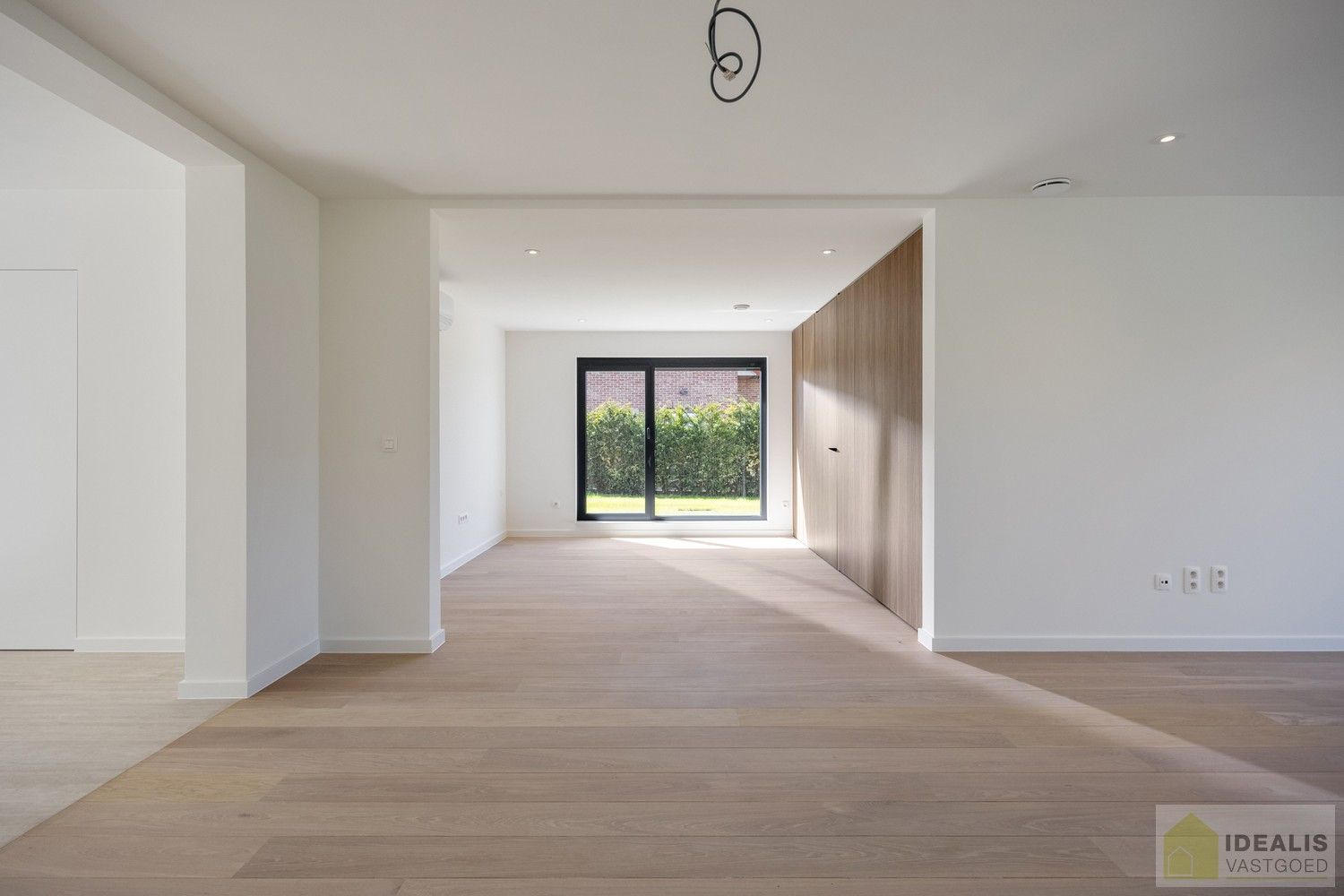 IDEALIS VASTGOED – Schitterend volledig vernieuwde woning (+- 220m²) met een heerlijke open leefruimte, 3 ruime slaapkamers, luxueuze badkamer, ruime wasplaats op een fijn zuid georiënteerd perceel! Dit heerlijke huis bevindt zich op een knap perceel van 8a 69ca in een heerlijk rustige en groene omgeving! - EEN MUST VISIT! - foto 7