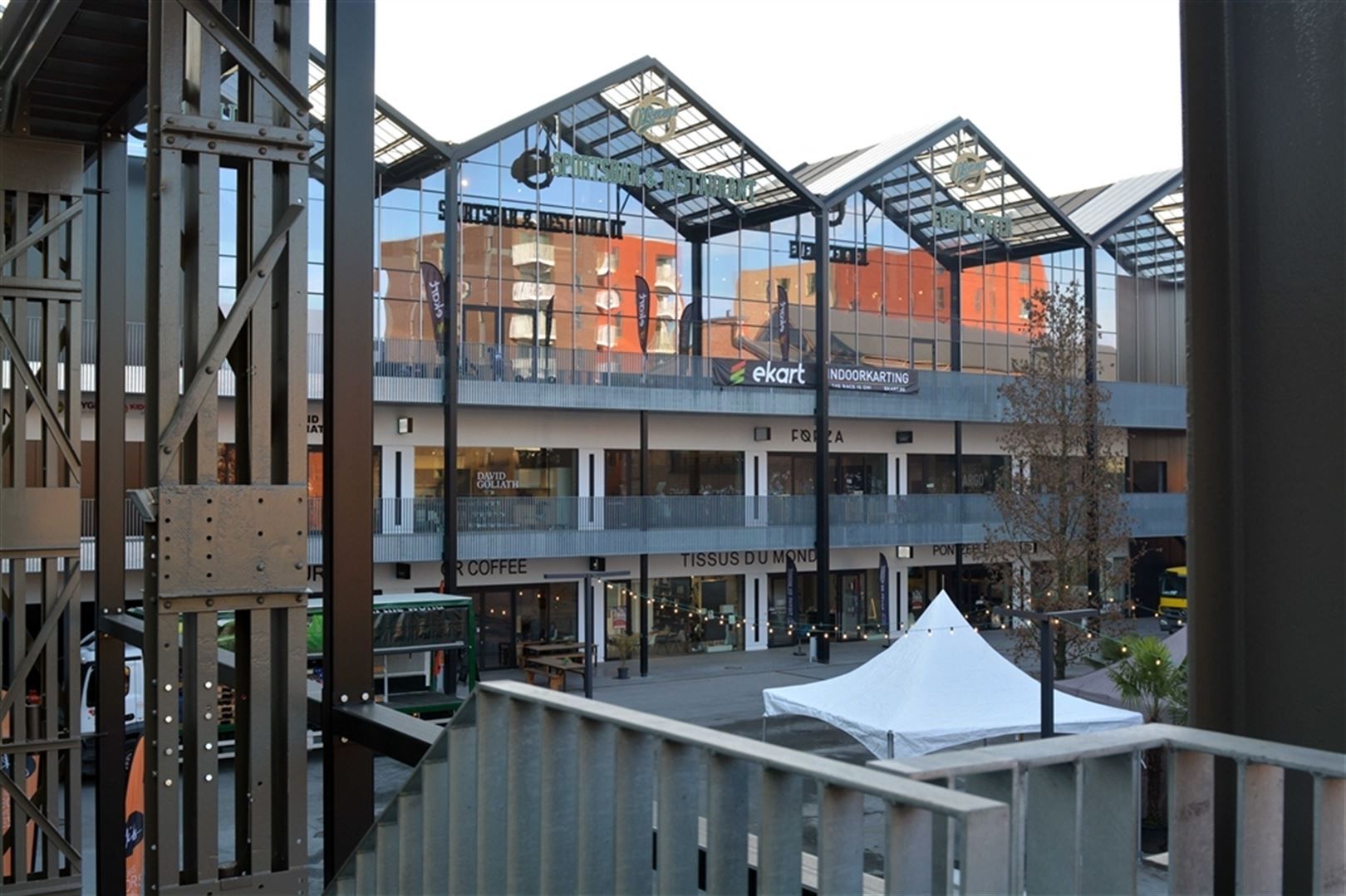 Commerciële ruimte in winkelcentrum Dok Noord te Gent foto {{pictureIndex}}