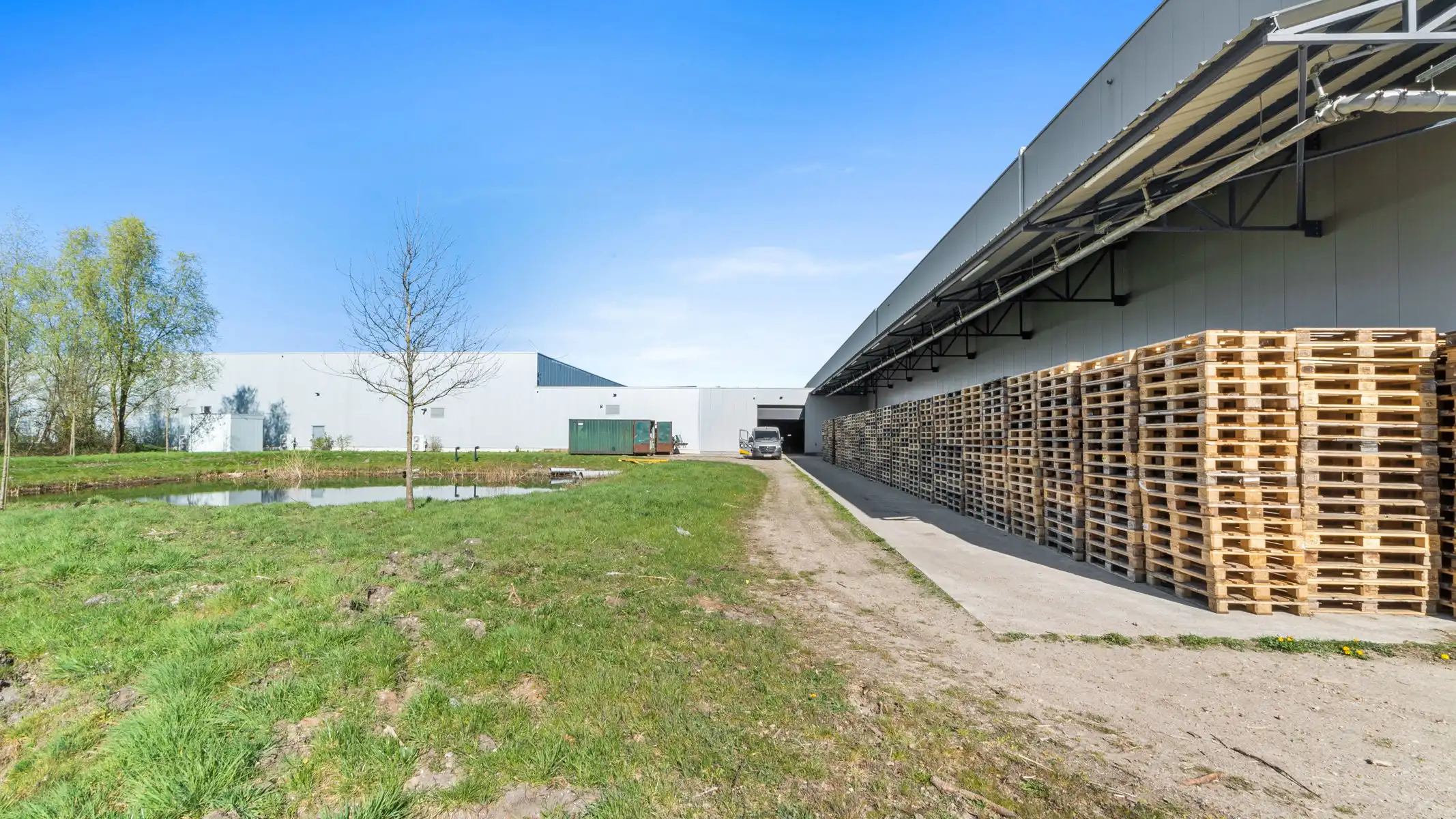 Volledig uitgerust distributiecentrum in nieuwbouwstaat foto 13