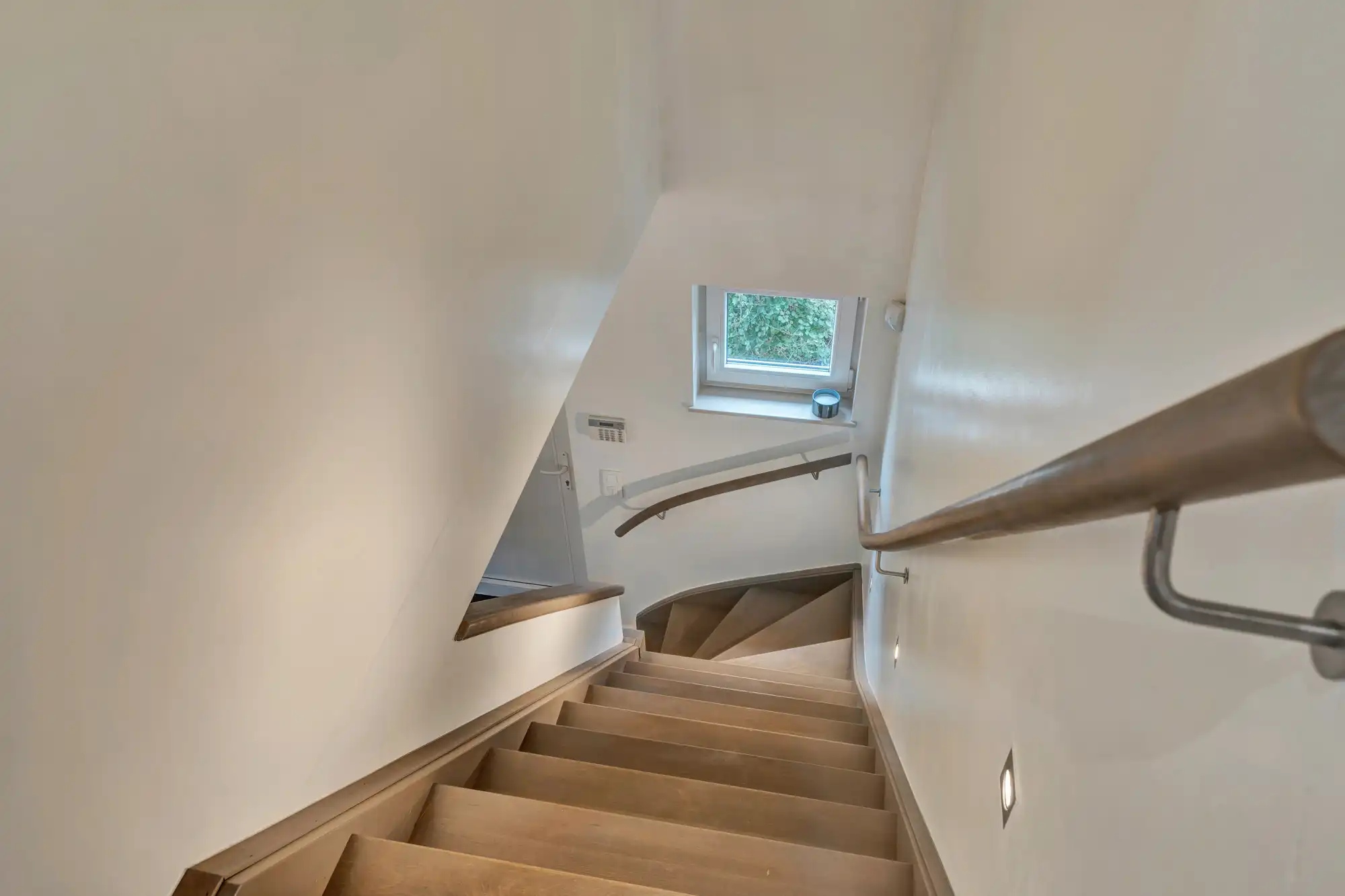 Woning met zwembad en zonnepanelen op toplocatie foto 16