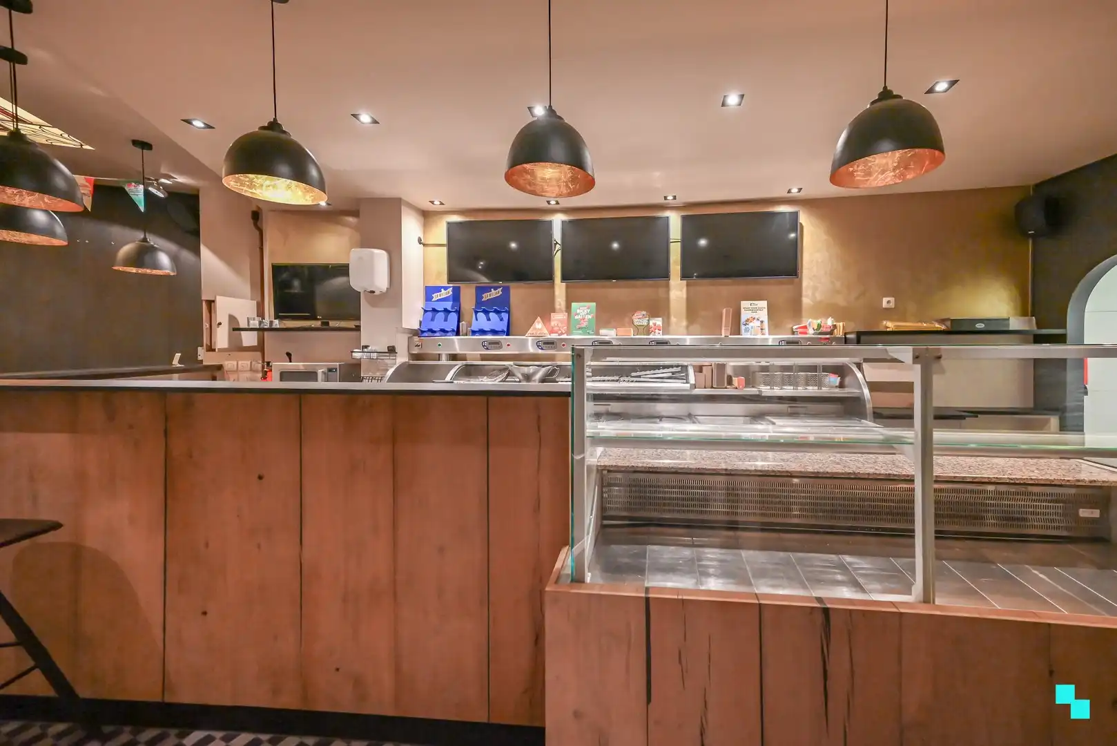 Uiterst commercieel gelegen handelspand foto 12