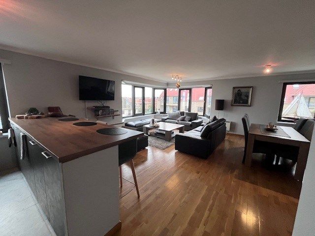 Zonnig appartement van maar liefst 105 m2 met twee slaapkamers MET zijdelings zeezicht  en  ZONNIG TERRAS aan de slaapkamers.   Super grote living !  foto 3