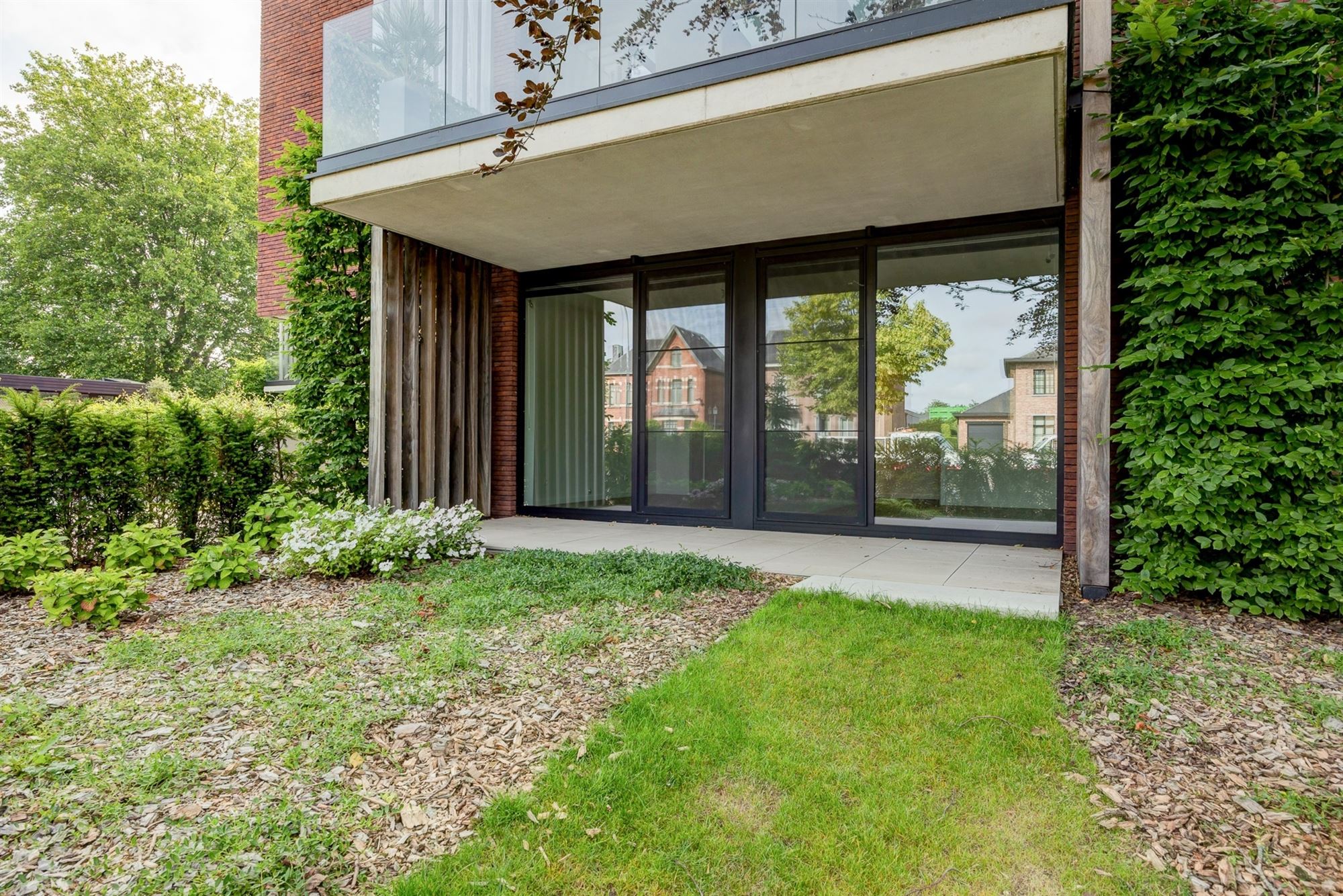 Lichtrijk en luxueus appartement met omvattende tuin foto 22
