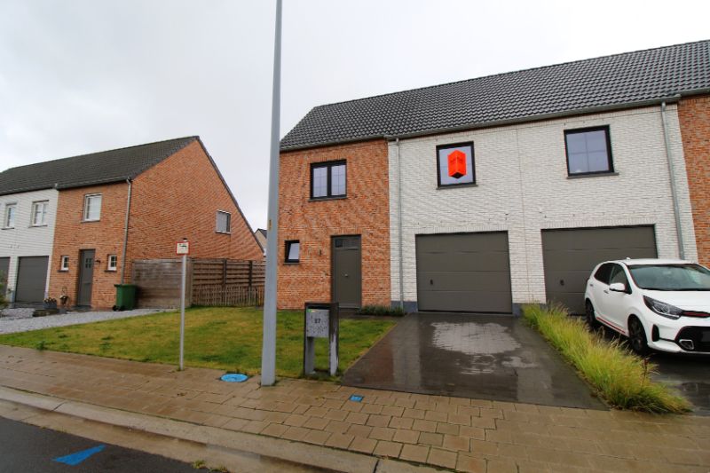 Halfopen nieuwbouwwoning met garage foto 2