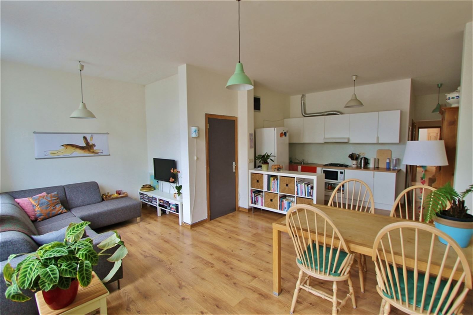 Instapklaar 2 SLPK appt met tijdloos interieur, karaktervol gebouw, veel lichtinval, lage kosten en ligging zijn absolute troef! foto {{pictureIndex}}