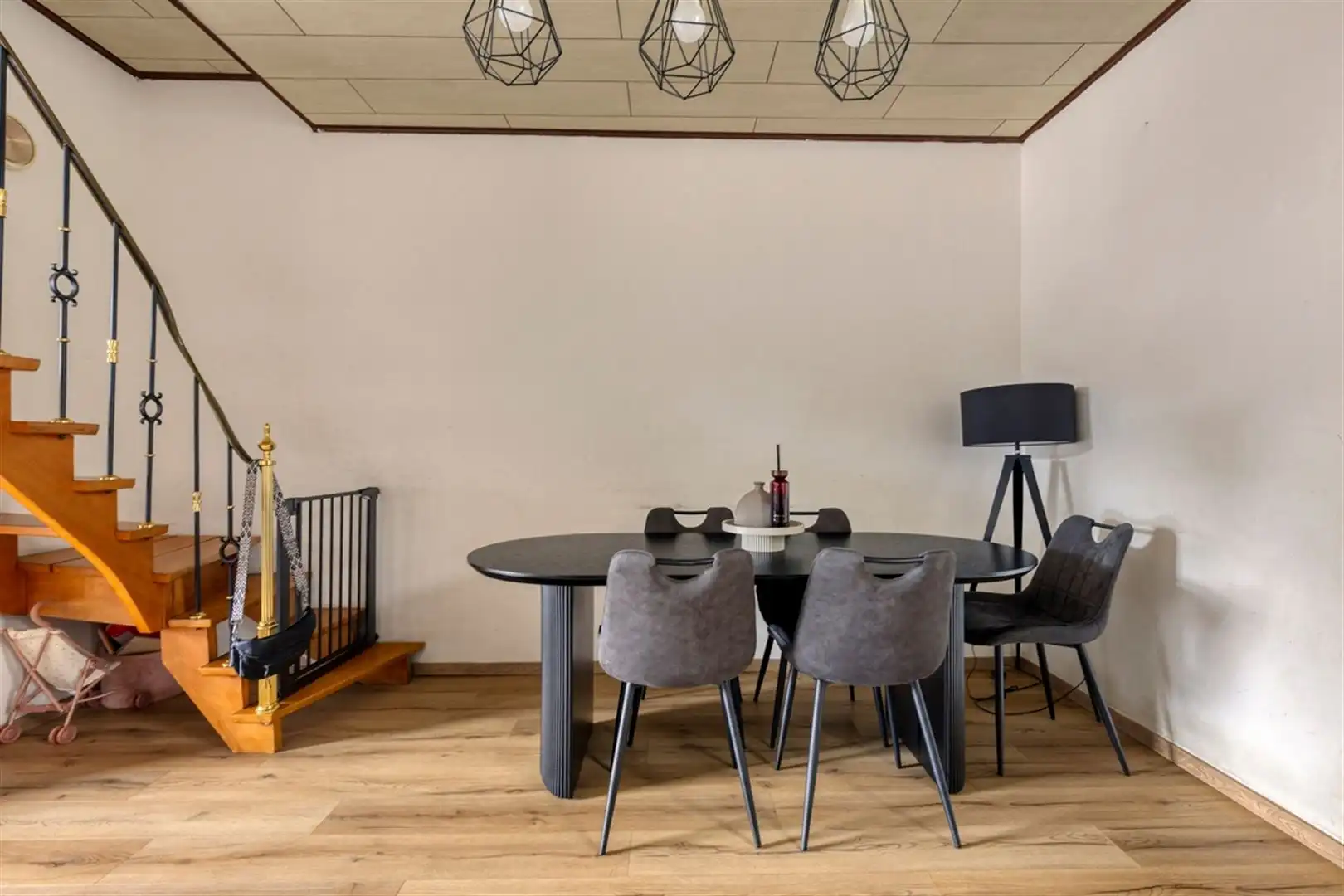 Instapklare rijwoning op 230 m² met 3 slaapkamers, 2 badkamers en grote garage. foto 7