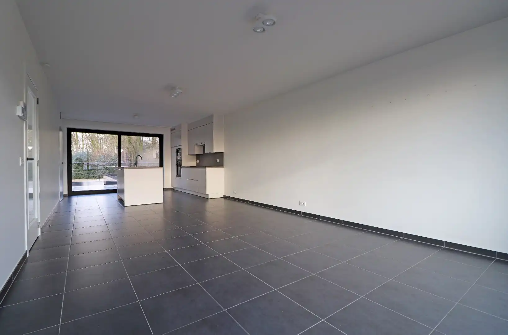Lichtrijke woning met carport foto 3