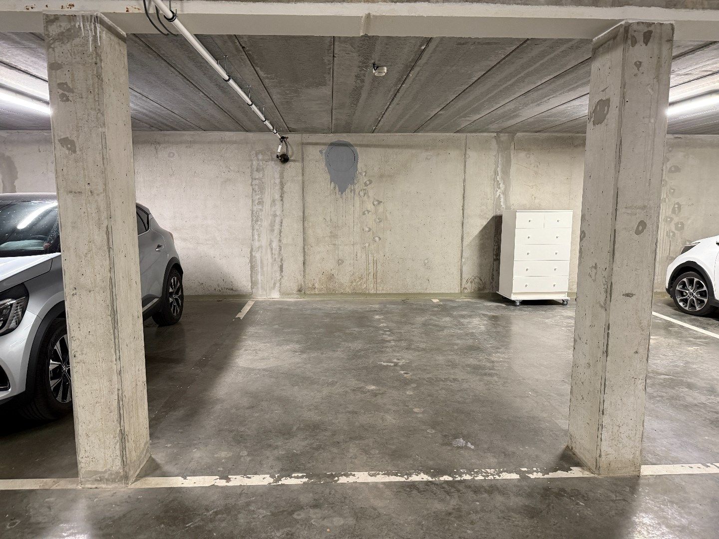 Ondergrondse autostaanplaats in residentieel appartementsgebouw foto {{pictureIndex}}