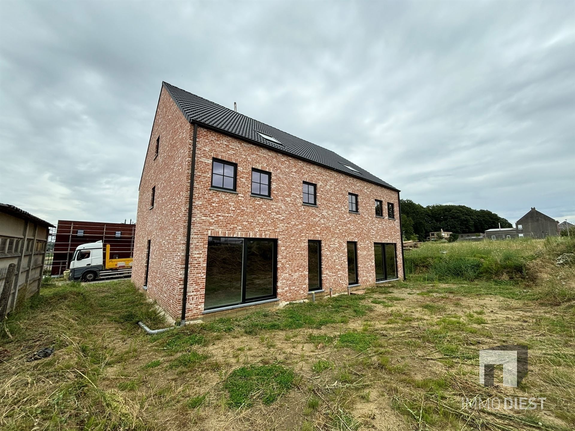 Nieuwbouwwoning met ruime leefruimtes en knappe zolder.  foto 4