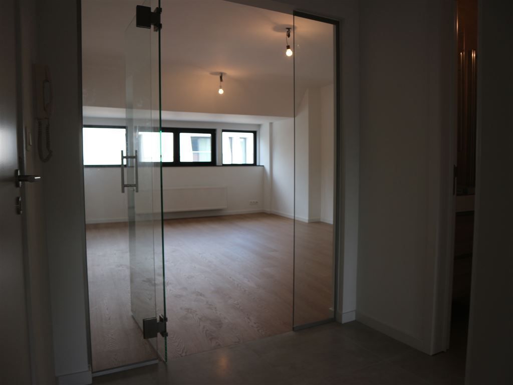 Recent vernieuwd appartement op de 2e verdieping in centrum Wijnegem foto 2