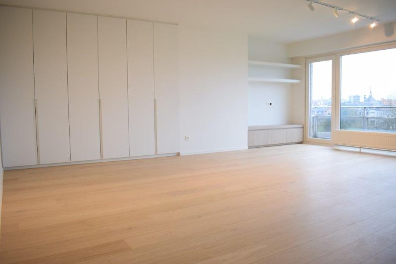 Trendy gerenoveerd app met 2 slaapkamers en garage box. foto 2