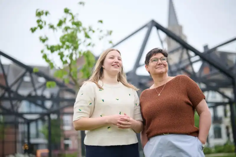 Roeselare-stadskern. Kantoor / praktijkruimte van 164m2, onlangs vernieuwd. Grote zichtbaarheid en uitkijkend op het Coninckplein. Ideaal voor groepspraktijk, galerij, boekhoudkantoor, private training,... foto 2