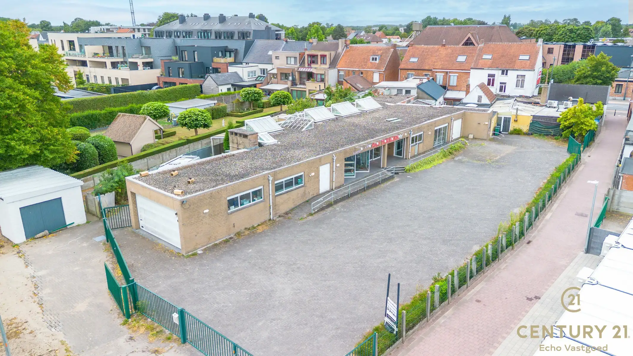 Topgelegen handelspand met magazijn en privatieve parking foto {{pictureIndex}}