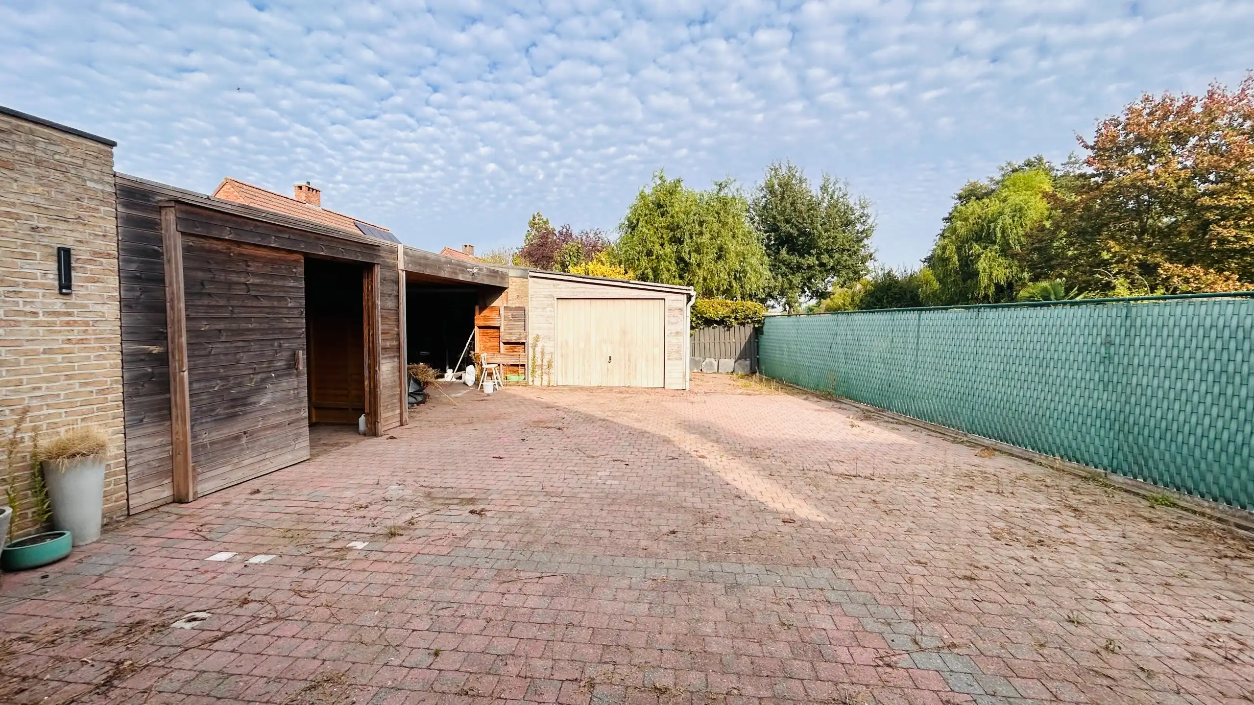 Centraal gelegen handelspand met parking, woonst, garages en veel potentieel foto 16