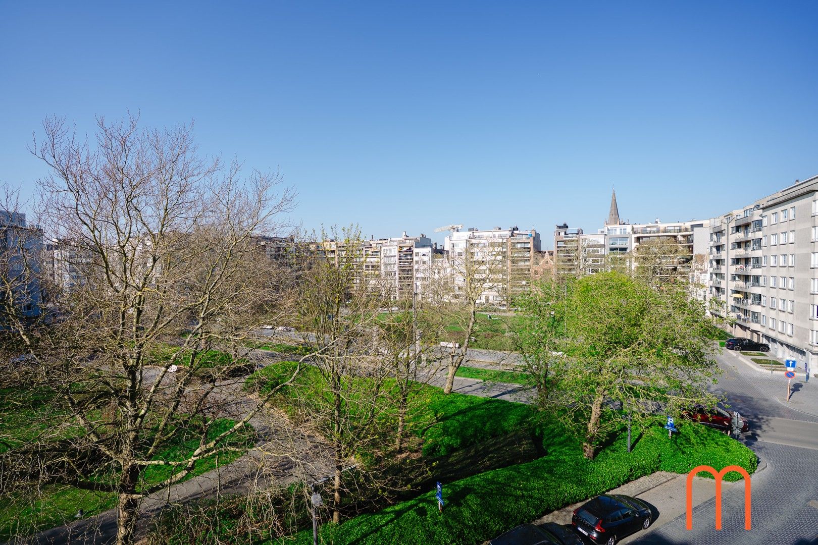 Op te frissen appartement gelegen aan het prachtige Prinses Clementinaplein in Oostende. foto 3