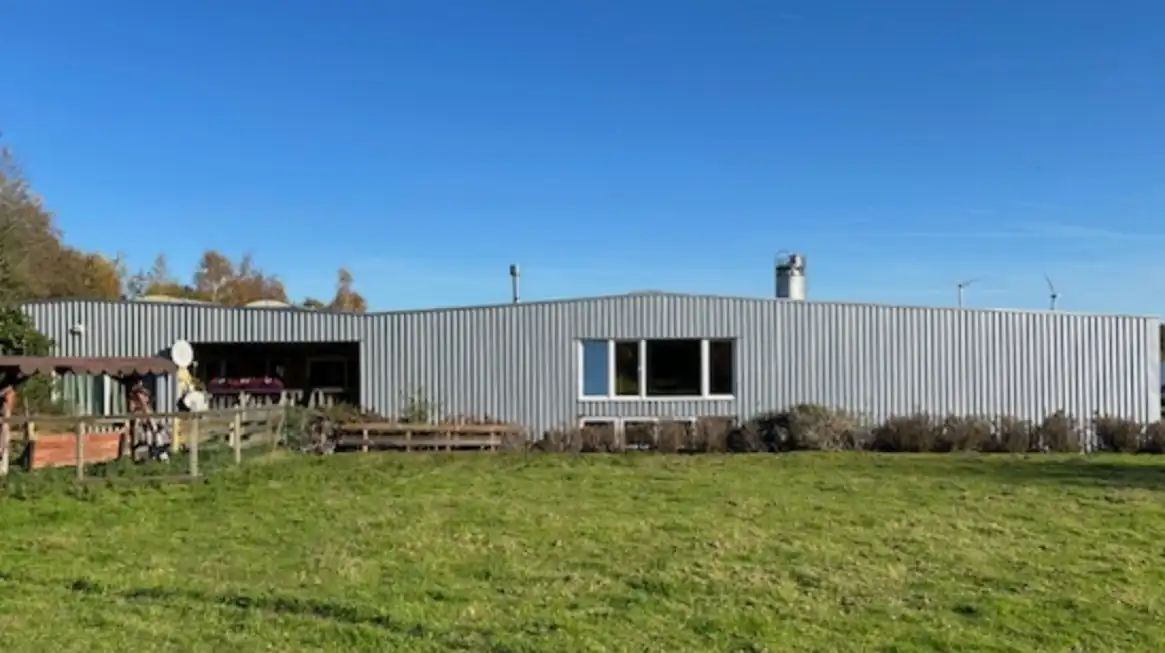 Uitzonderlijke industriële site van 2.721 m² met appartement en studio op terrein van 1,45 ha in Manage foto 2