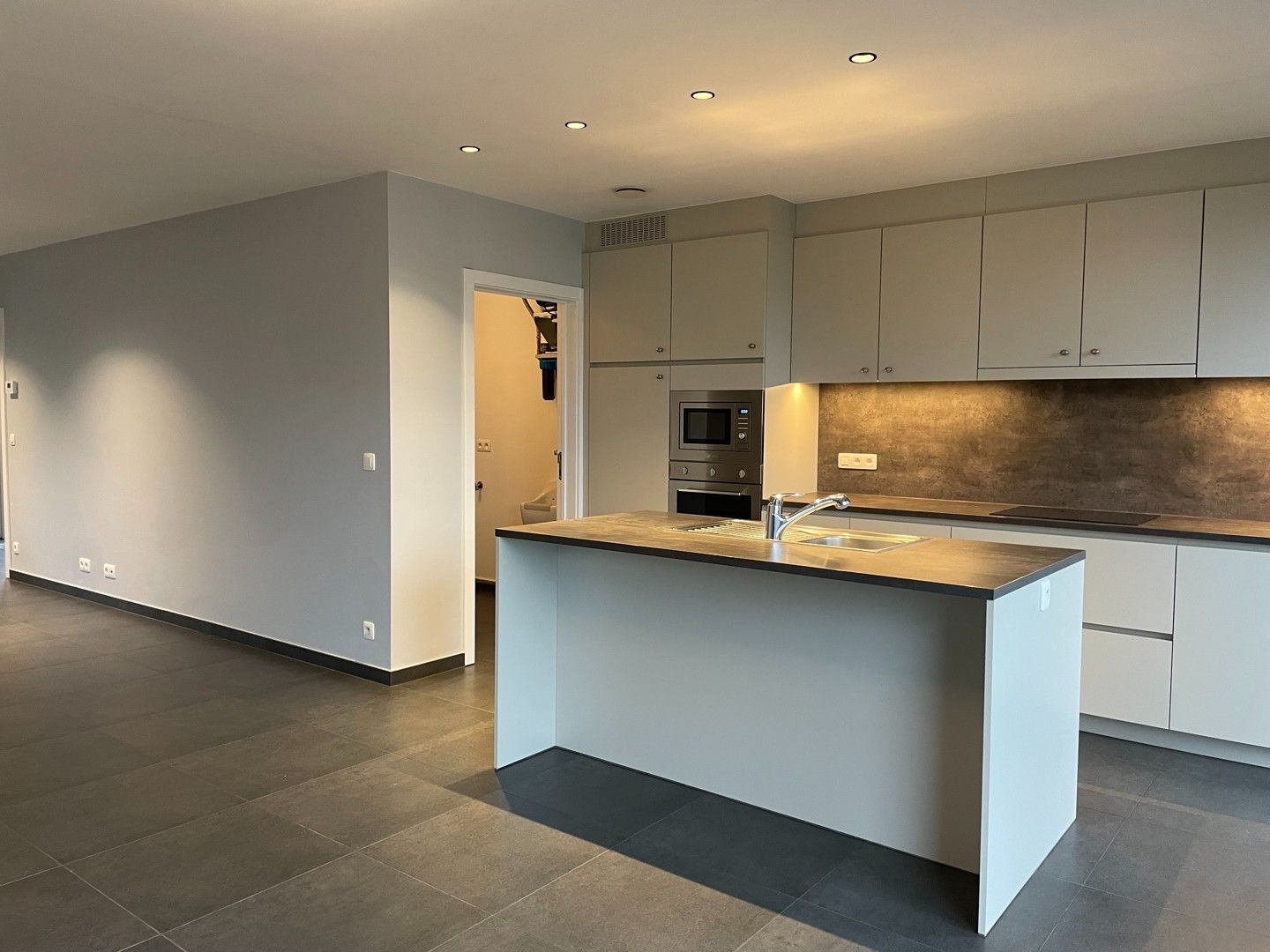 Recent en verzorgde hoekwoning met 2 parkeerplaatsen en garage foto 6