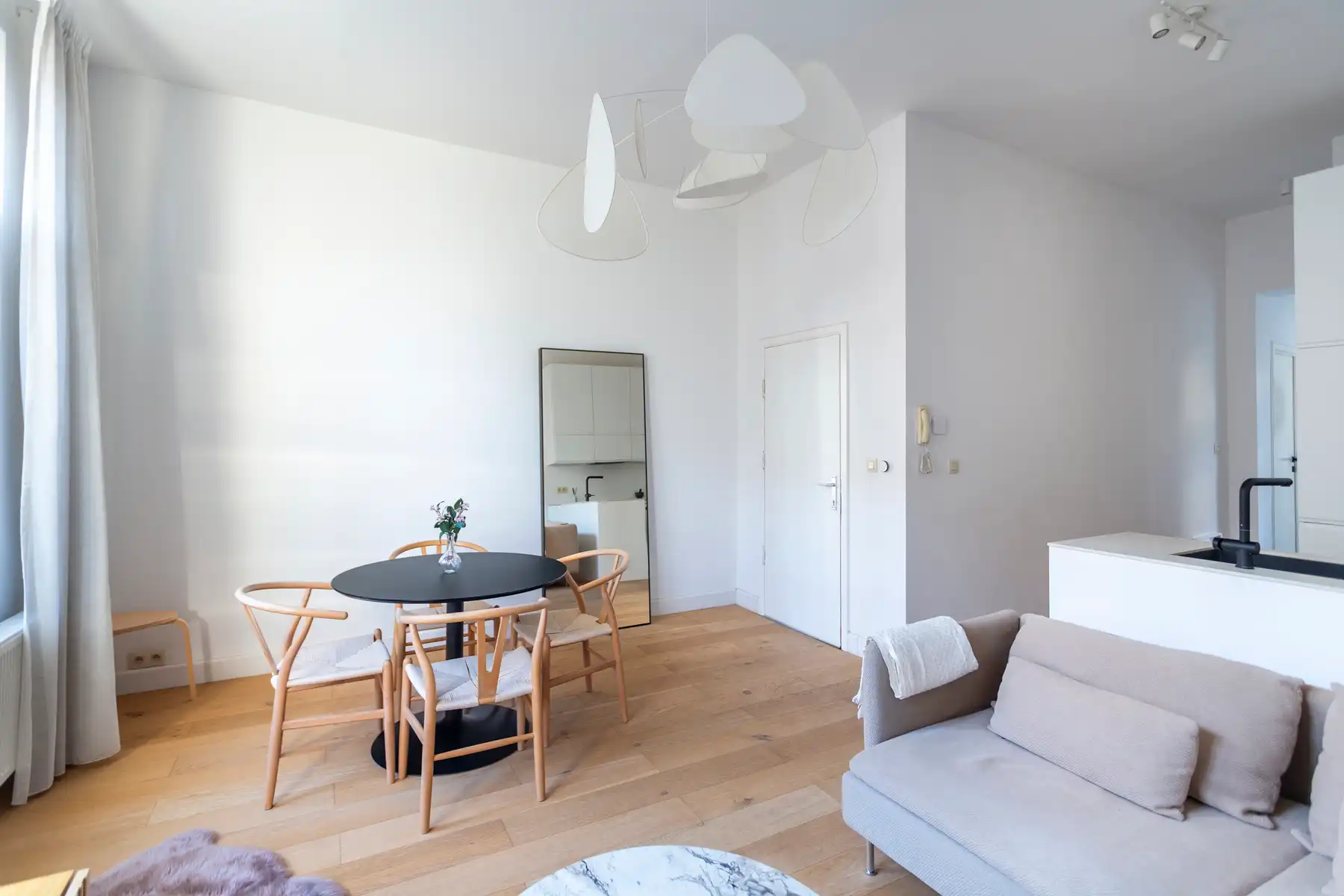 Bemeubeld 1slpk appartement met terras op het bruisende Zuid foto 3