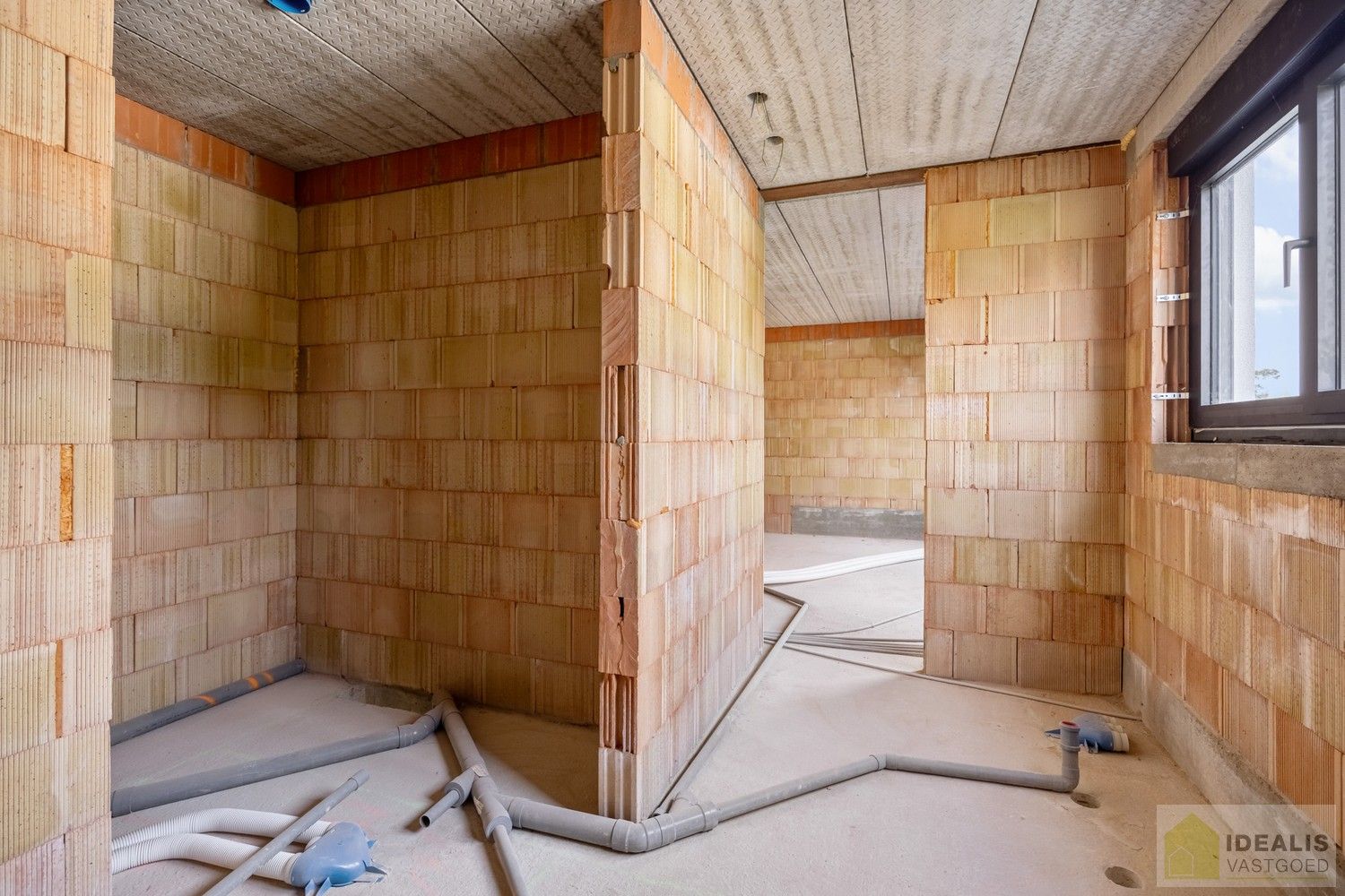 IDEALIS VASTGOED – RUIME (CASCO/VERDER AF TE WERKEN) NIEUWBOUWVILLA MET DE PERFECTE INDELING, EEN HEERLIJKE LEEFRUIMTE, KANTOOR, EXTRA RUIME BERGING, 3 RUIME SLAAPKAMERS, 3 BADKAMERS, CARPORT EN OVERDEKT TERRAS OP EEN RIANT PERCEEL VAN MAAR LIEFST 29A 51CA MET VRIJE ZICHTEN EN DE PERFECTE ORIENTATIE! foto 17
