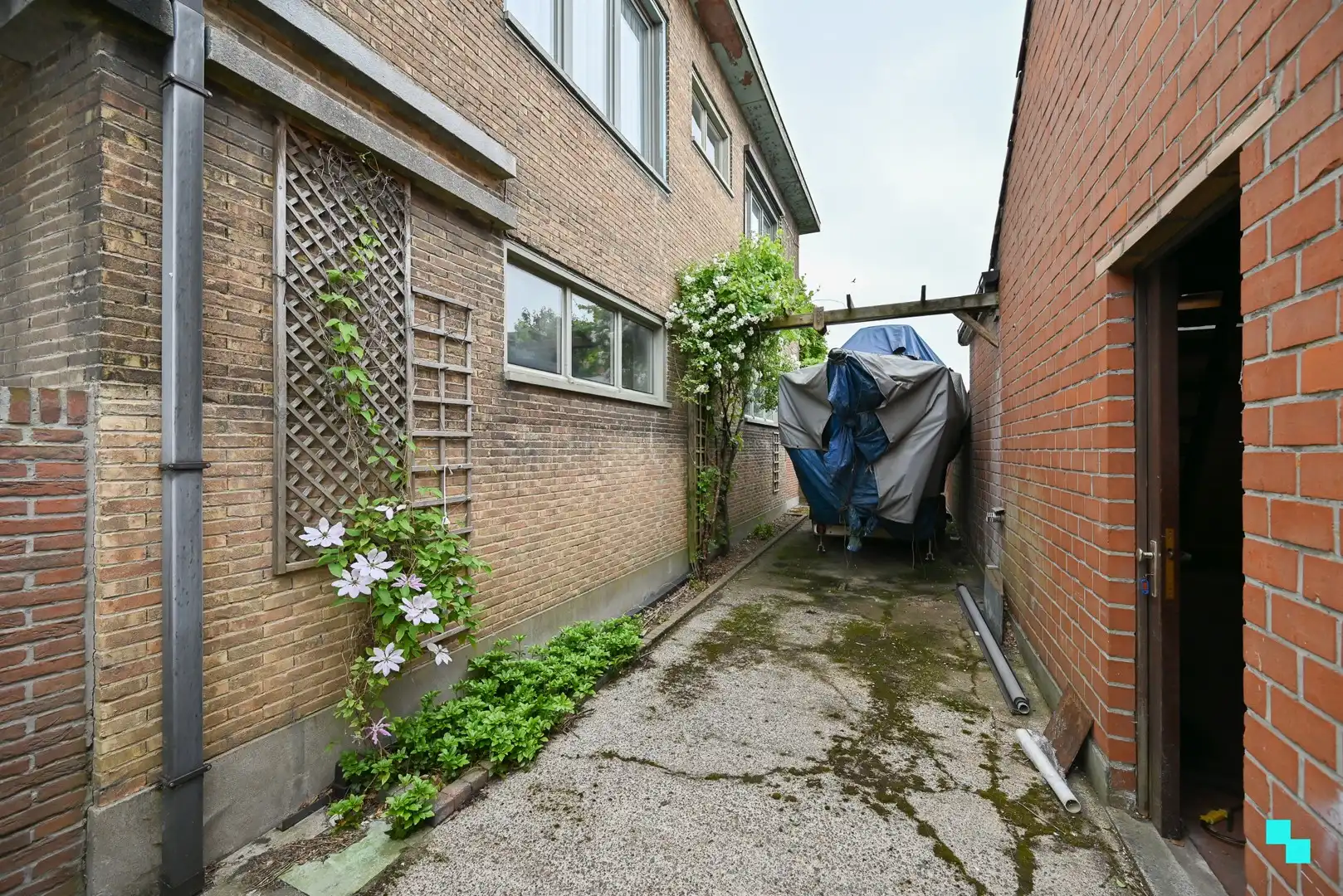 Kleurrijke kubistische burgerwoning in hartje Izegem foto 18