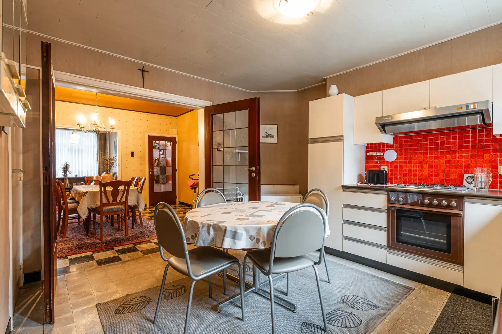 Te renoveren woning met verrassend veel ruimte, stadstuin en garagebox in Eeklo! foto 6