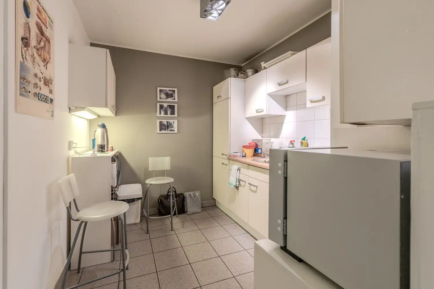Appartement met drie slaapkamers, momenteel ingericht als dokterspraktijk in Maasmechelen. foto 13