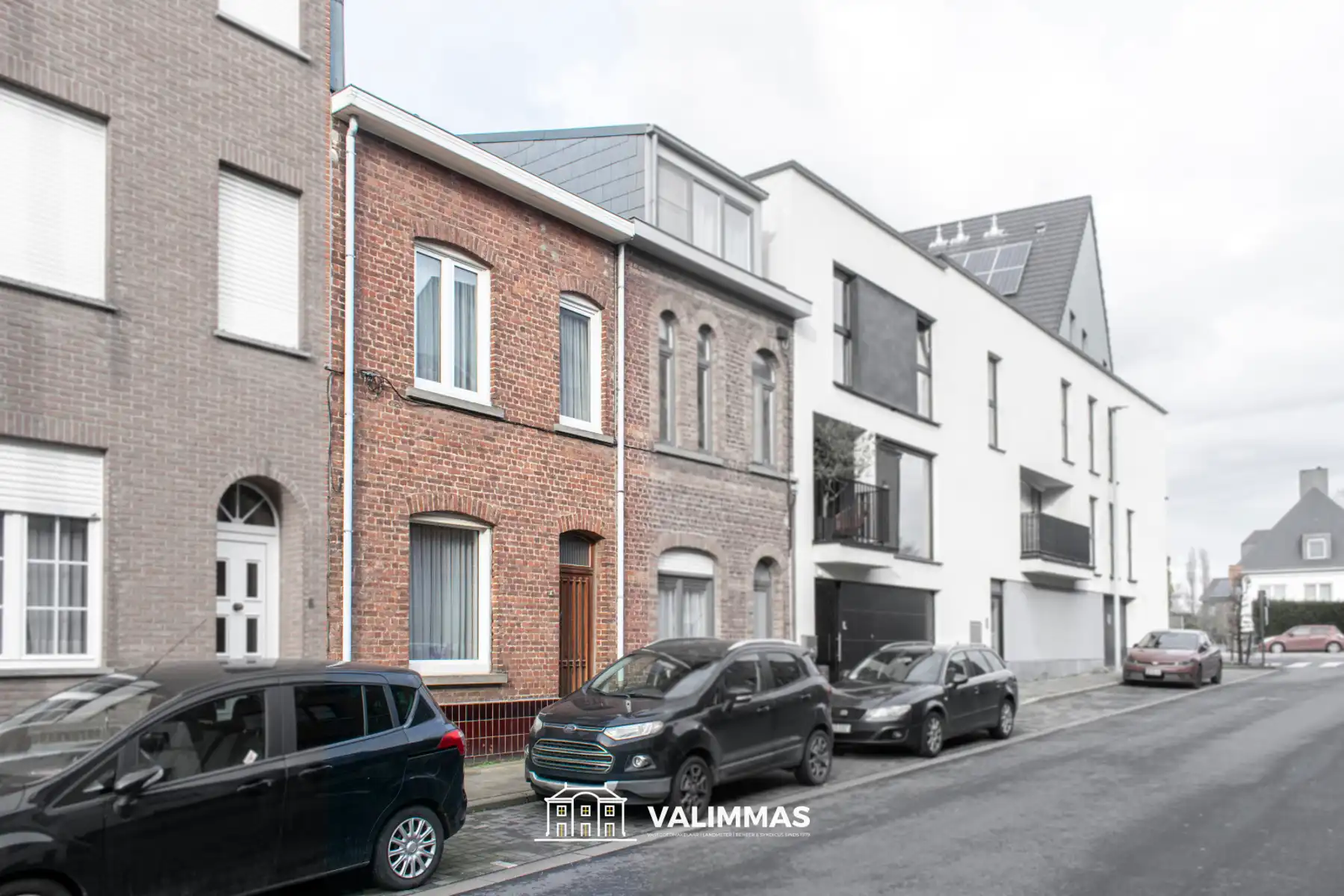 Degelijke, maar nog op te knappen rijwoning met tuin... foto {{pictureIndex}}