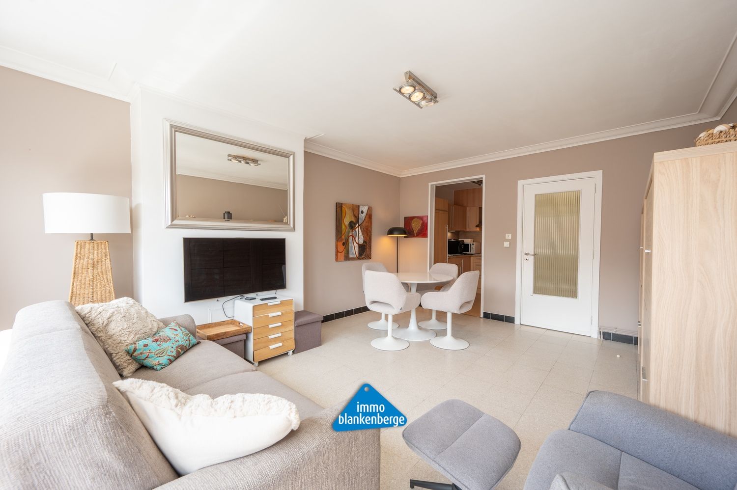 Lichtrijk en gemeubeld appartement vlakbij de zeedijk en het centrum van Blankenberge foto {{pictureIndex}}