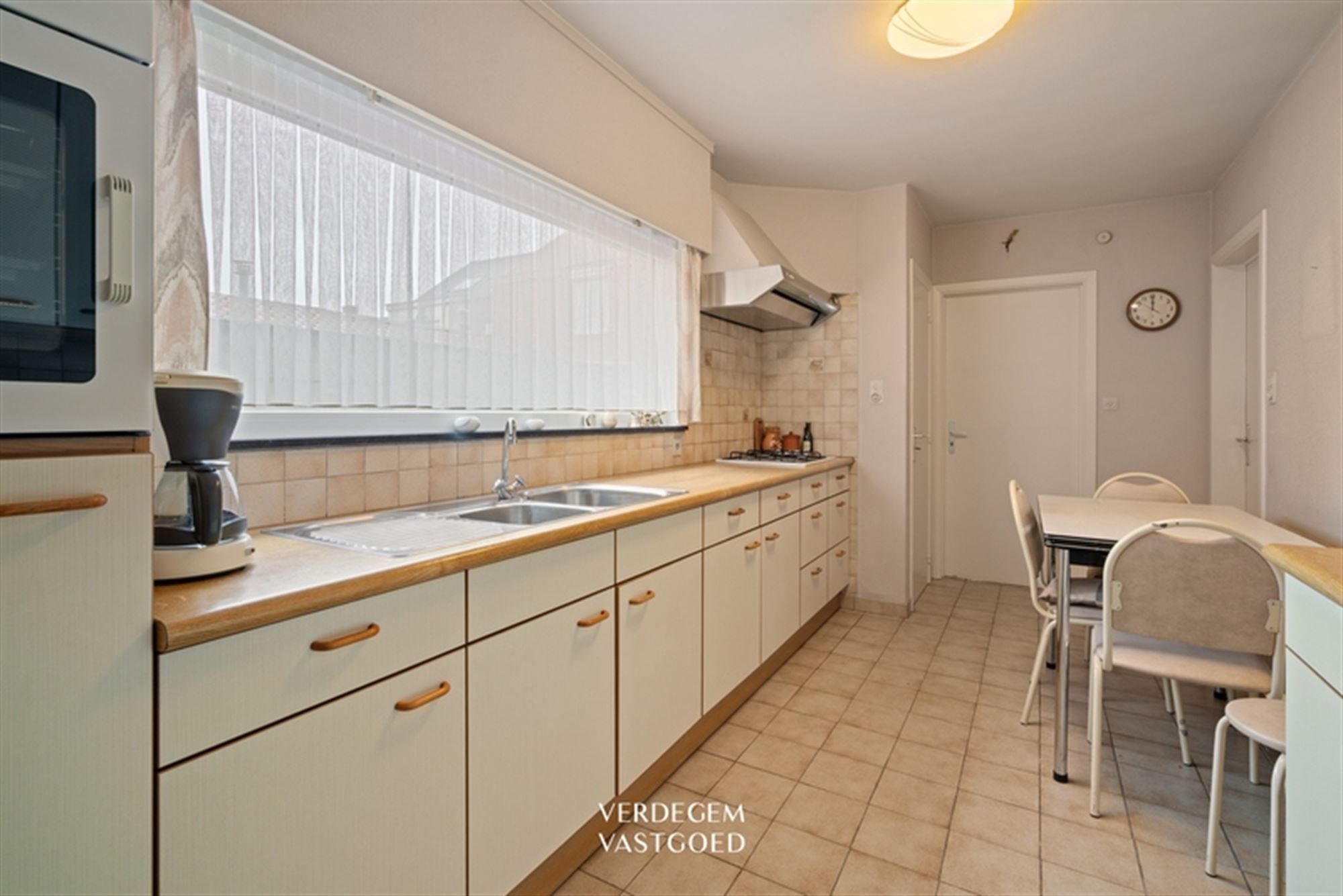 Vrijstaande woning met 3 slaapkamers, grote garage en weidse zichten foto 6