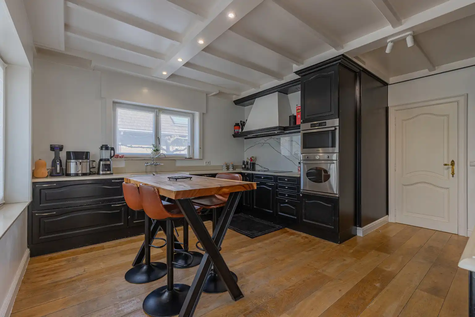 Knappe villa op 22a met bijgebouw foto 7