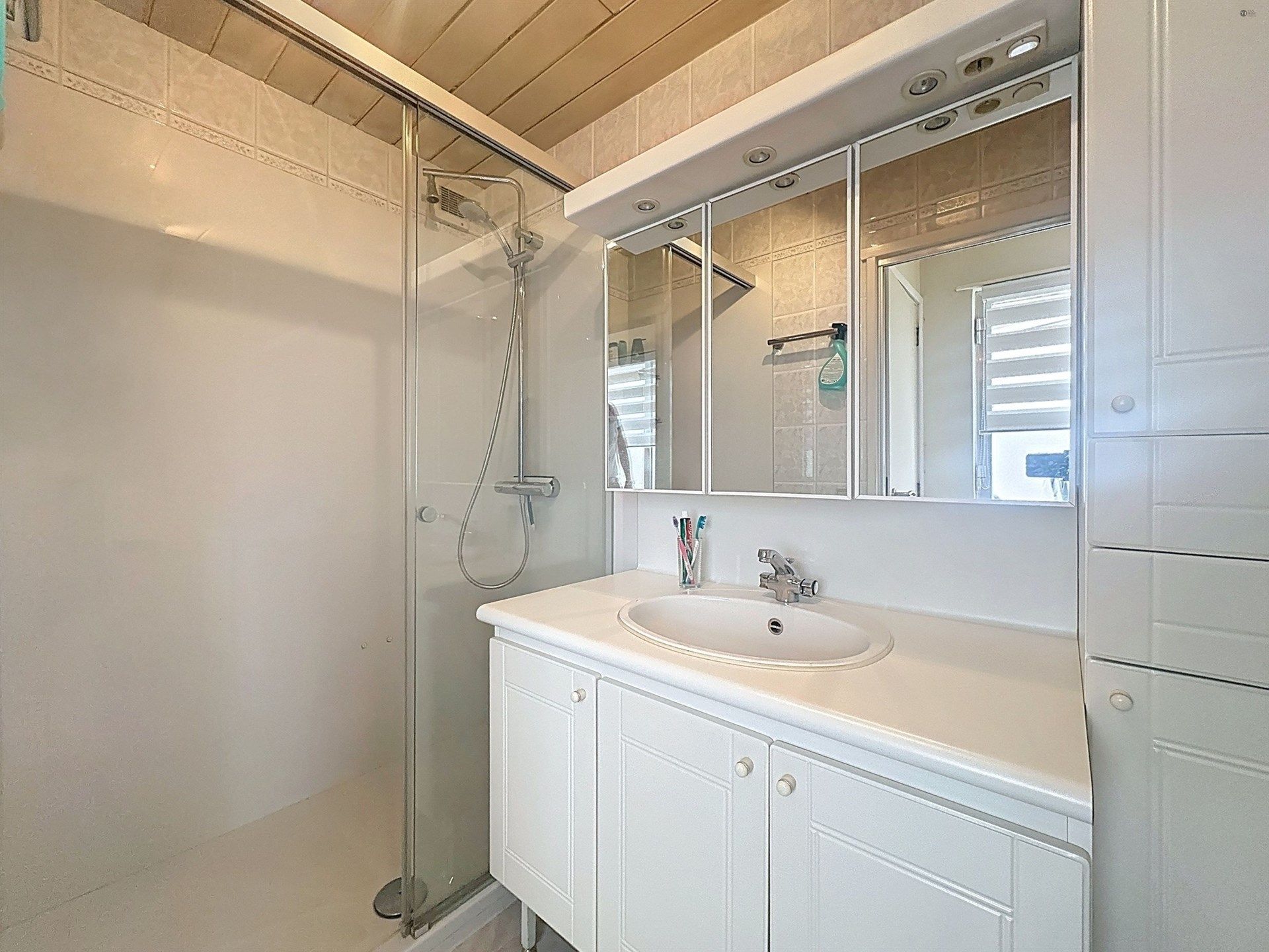 prachtige instapklare woning met stadstuin in Beveren Centrum! foto 13