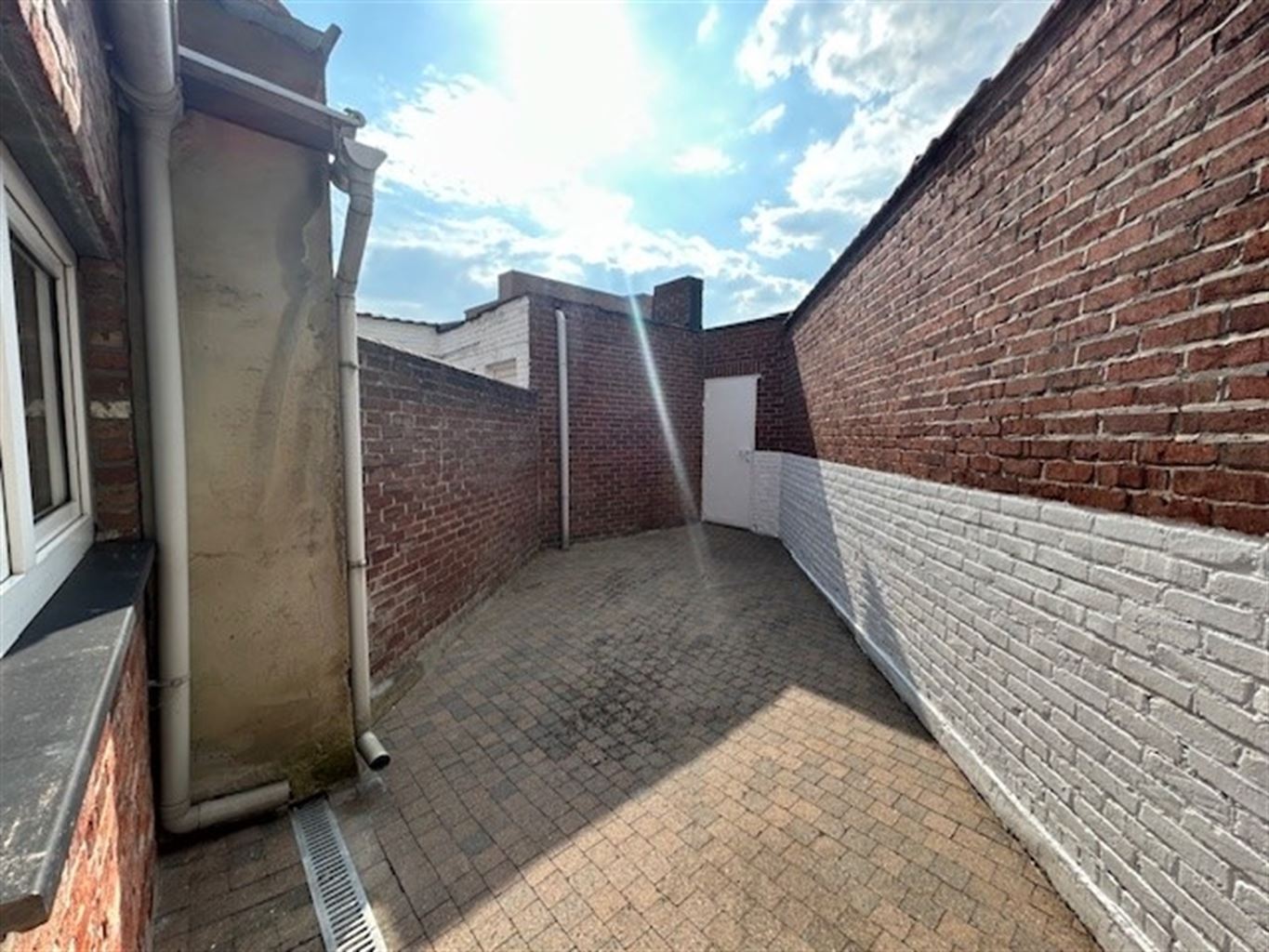 Gelijkvloers appartement met 1 slaapkamer, koer en kelderberging in het centrum van Maaseik. foto 7