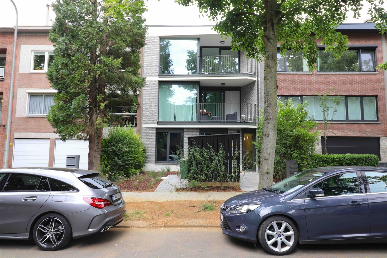 Modern gelijkvloers met groene tuin foto {{pictureIndex}}
