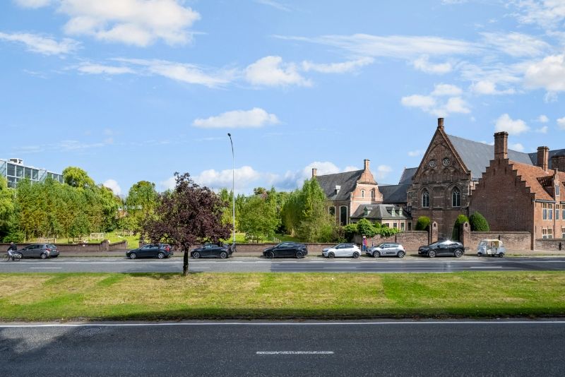 Ruim en gerenoveerd appartement van 170 m2 met prachtig zicht op de Bijloke en ruim terras foto 5