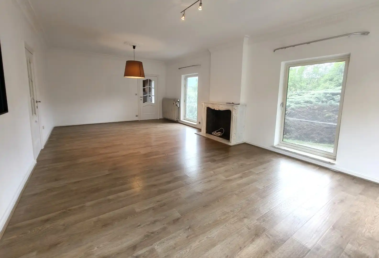 GELIJKVLOERS APPARTEMENT MET GARAGE foto 2