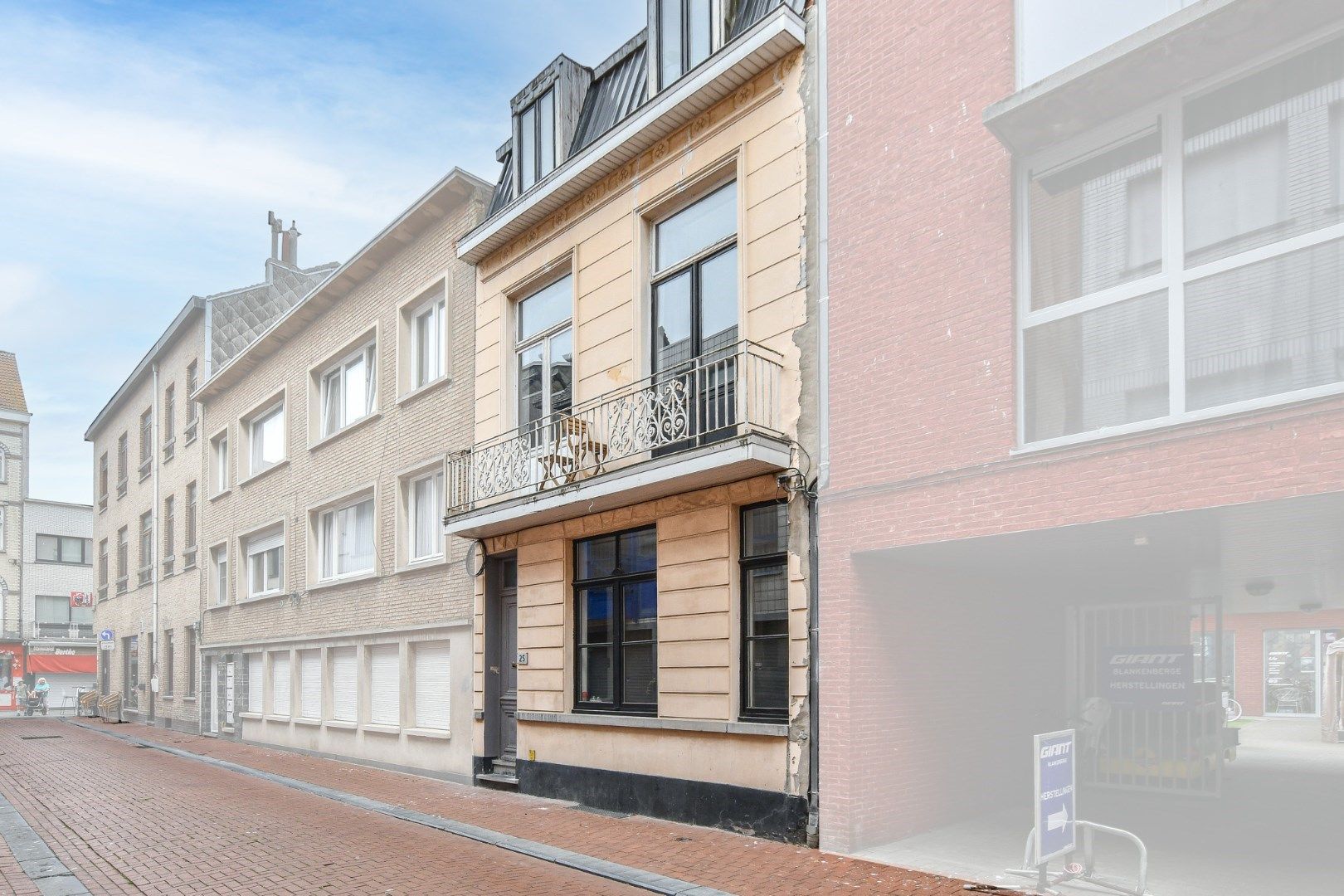 Ruim gerenoveerd herenhuis in hartje Blankenberge - vlakbij strand en zee!  foto 3