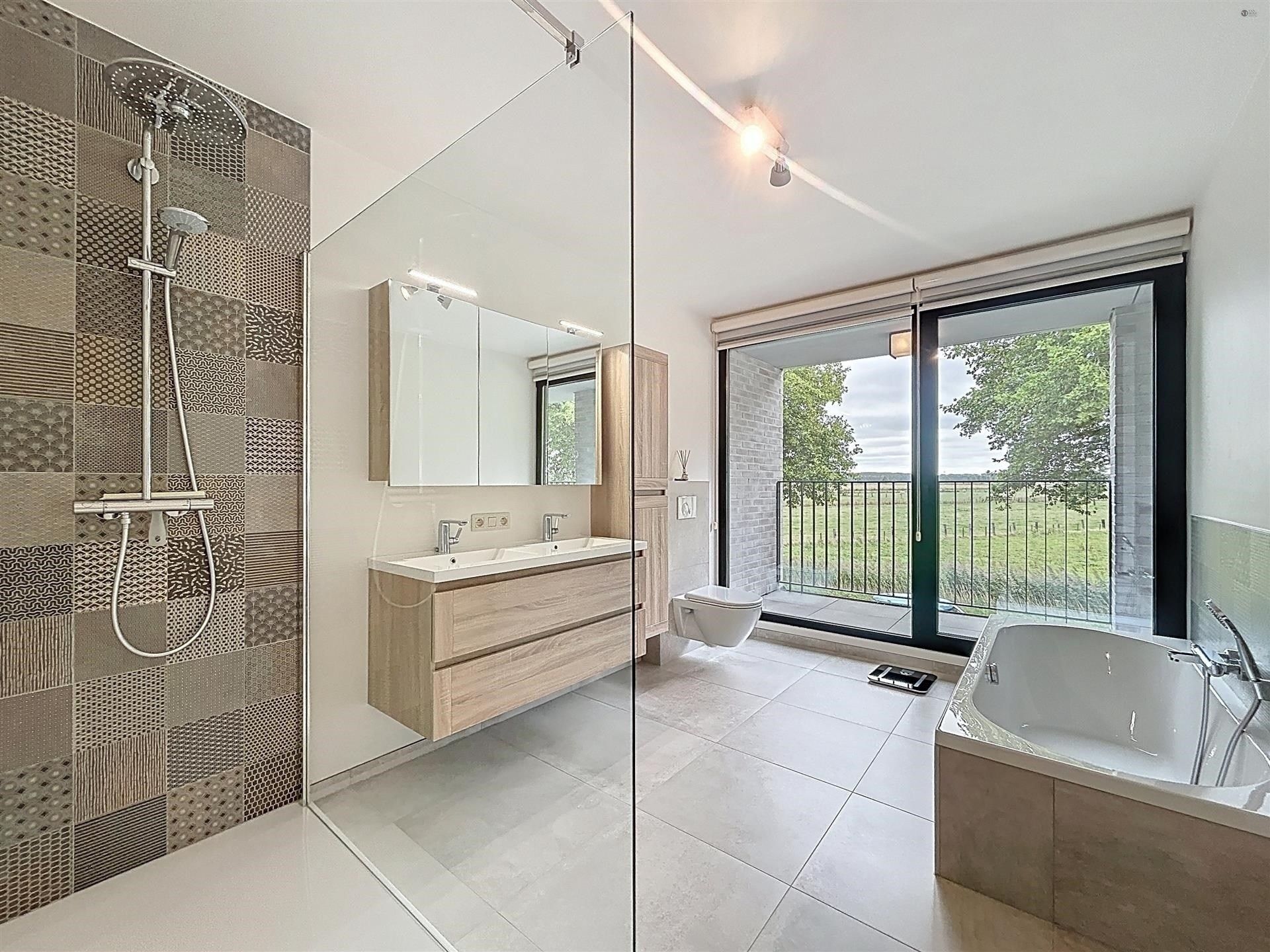 Recente energiezuinige (A-label) woning met weids zicht op natuur foto 16