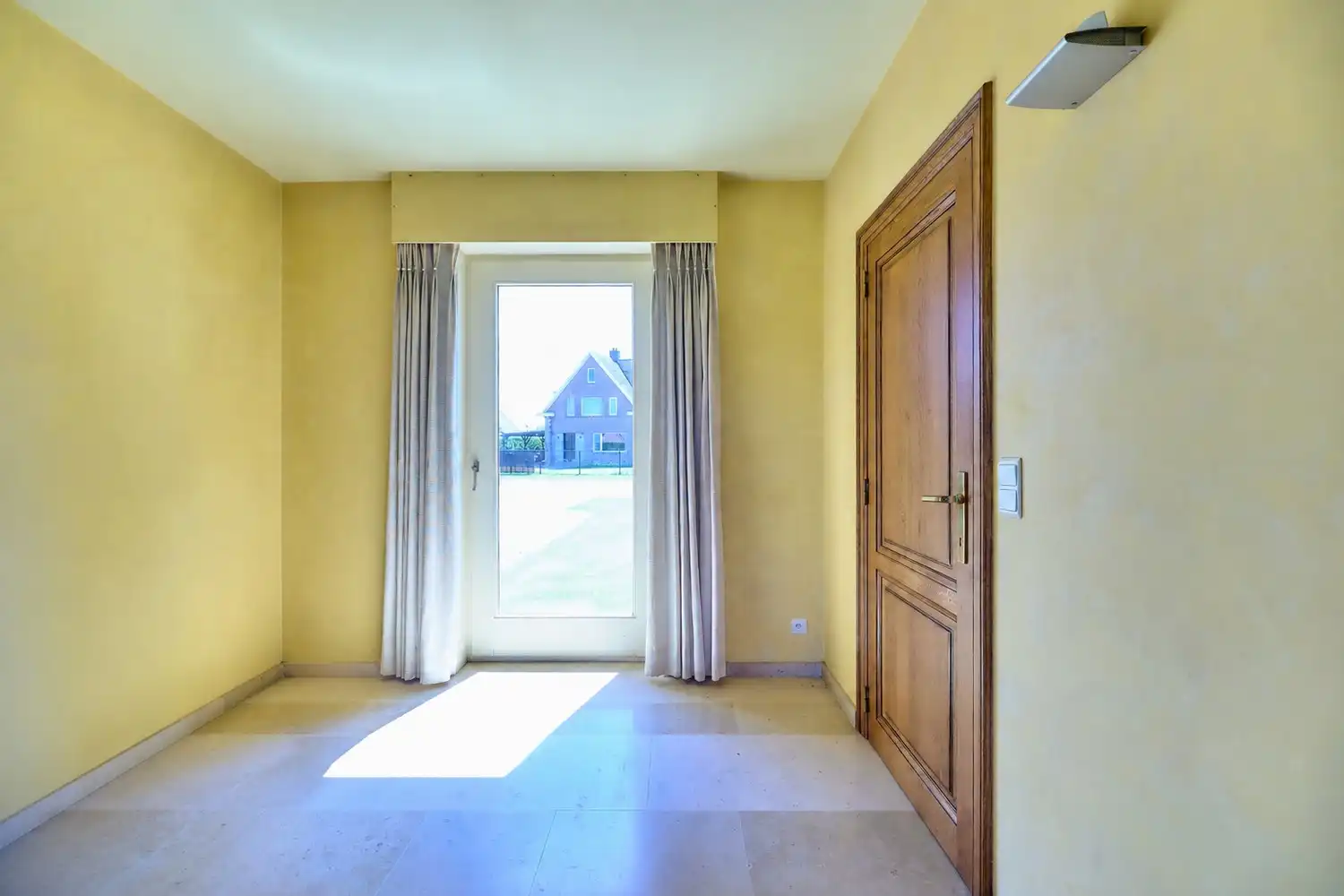 Ruime en degelijk gebouwde villa op groen perceel van 1318m² met zicht op de velden foto 13