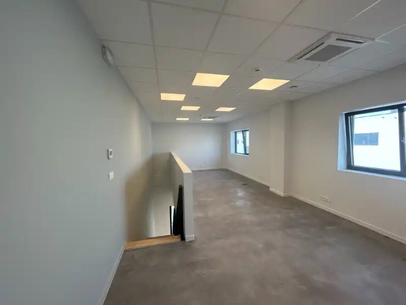 Recent magazijn met kantoorruimte – uitstekende ligging foto 10