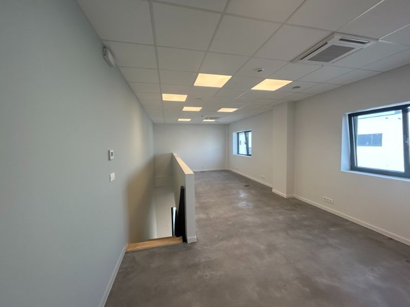 Recent magazijn met kantoorruimte – uitstekende ligging foto 10