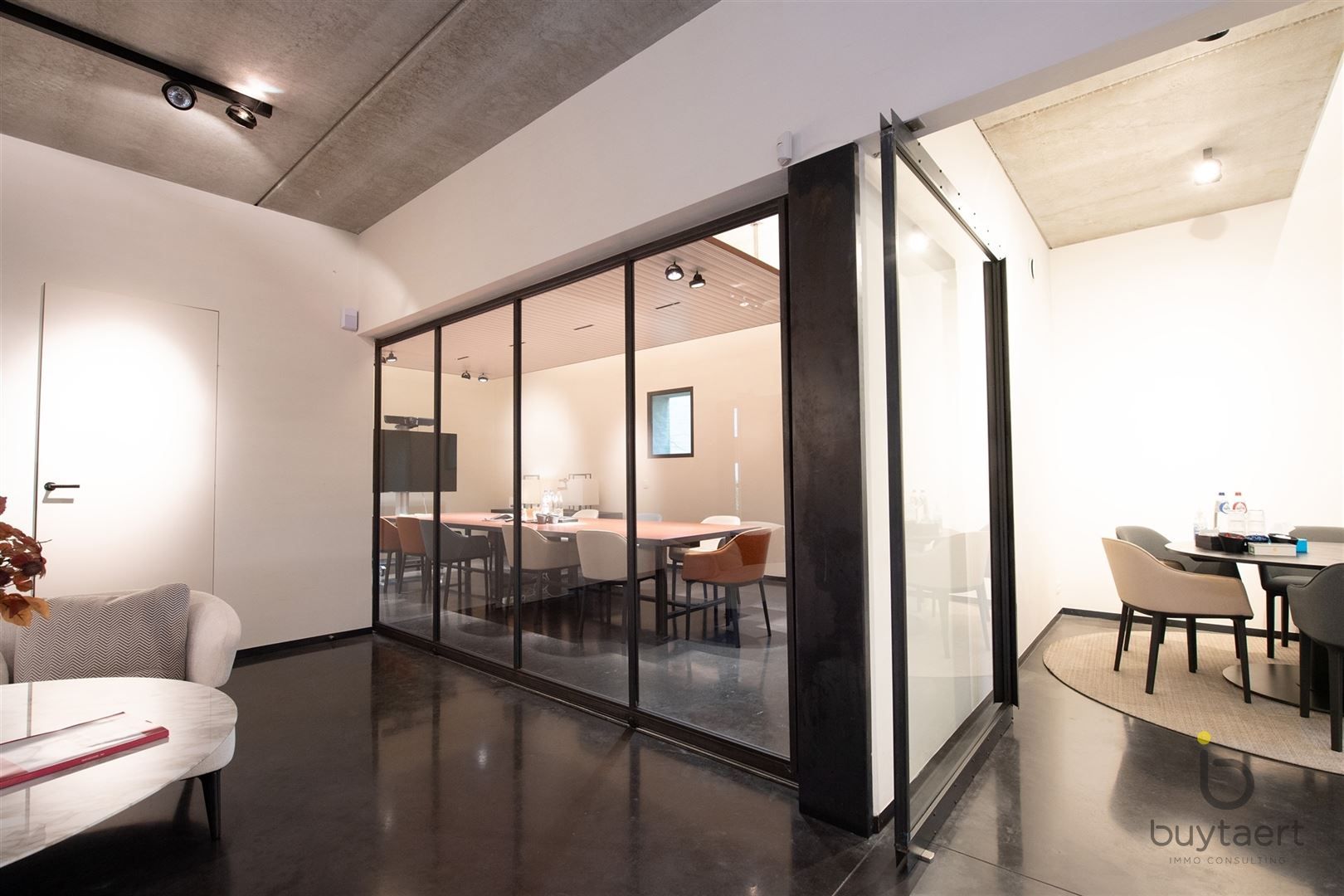 UNIEK GELIJKVLOERS APPARTEMENT OP DE KANAALSITE VAN AXEL VERVOORDT foto 13